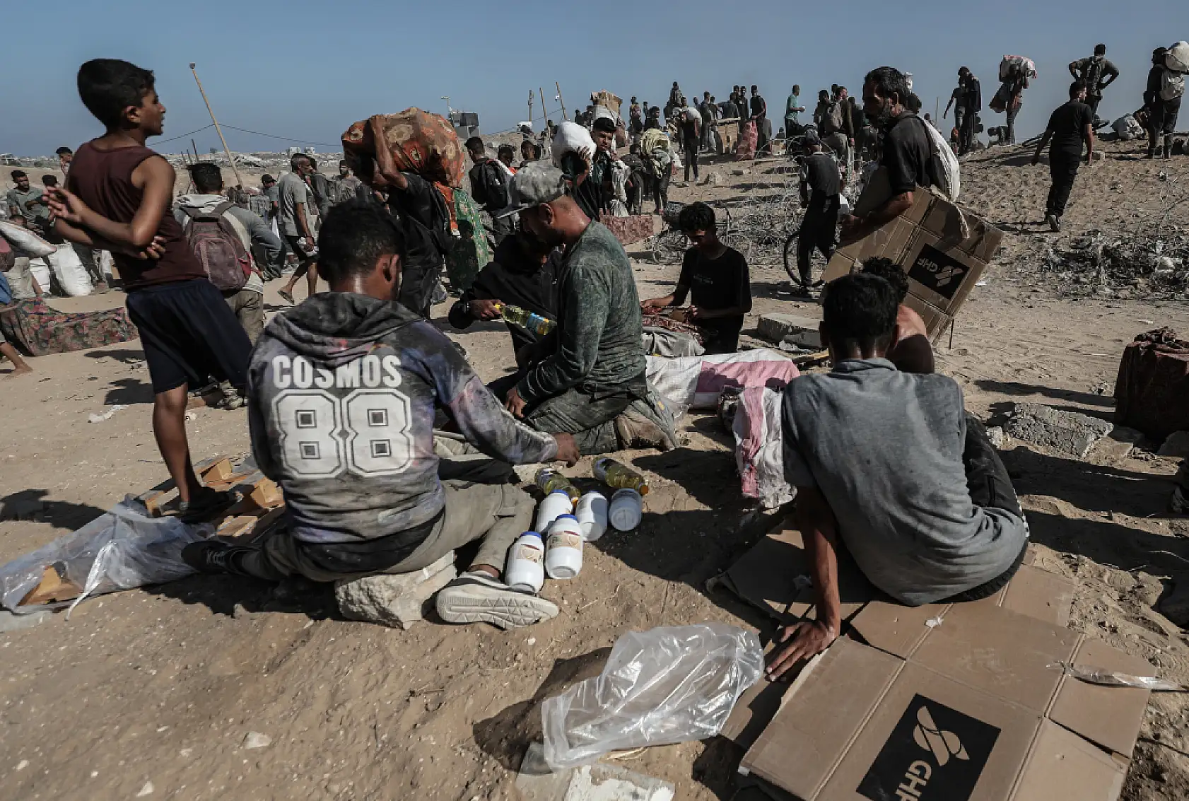 Açlığa mahkum edilen Filistinliler yardım için hayatlarını tehlikeye atıyor