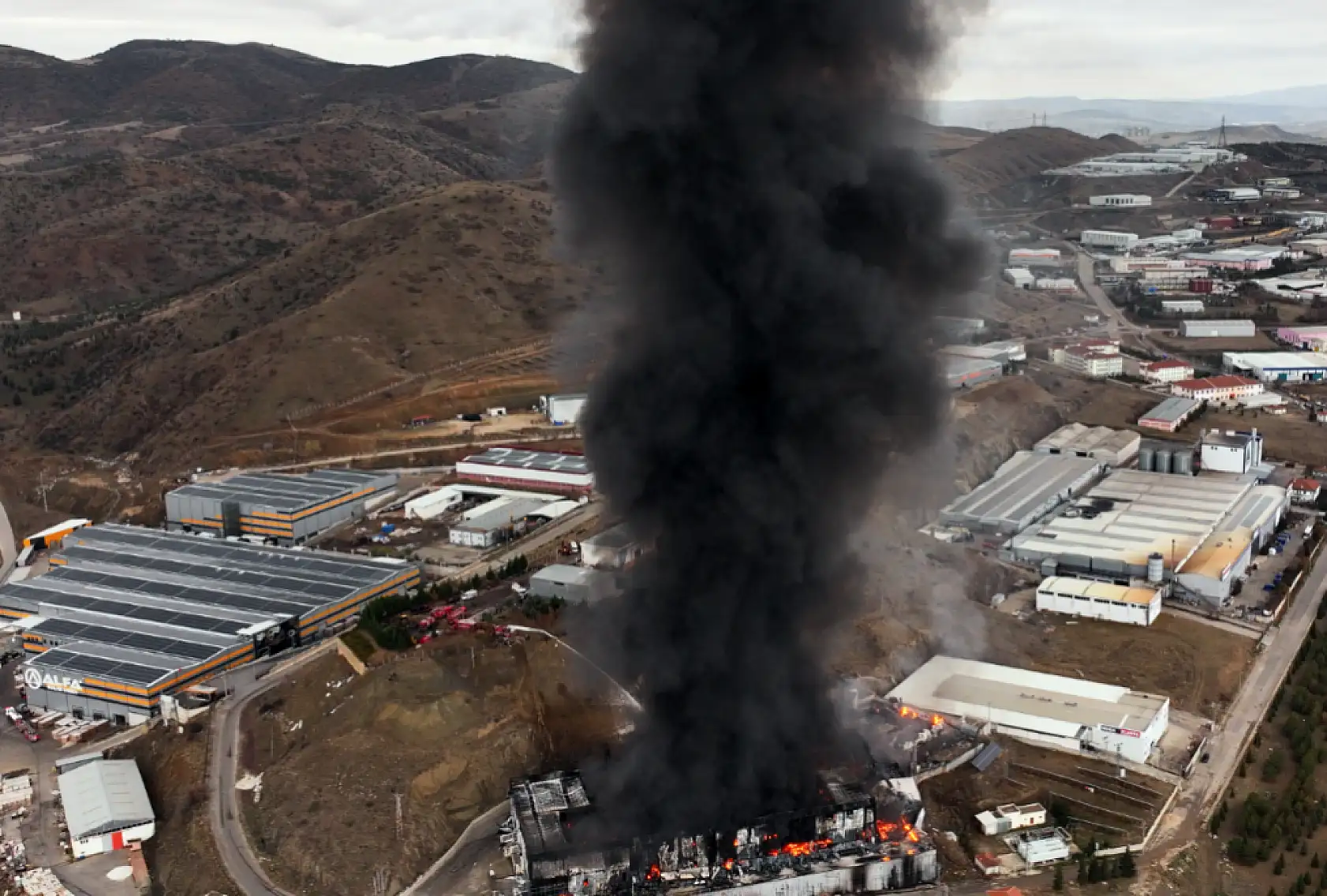 Kimyasal madde üreten fabrikada yangın!