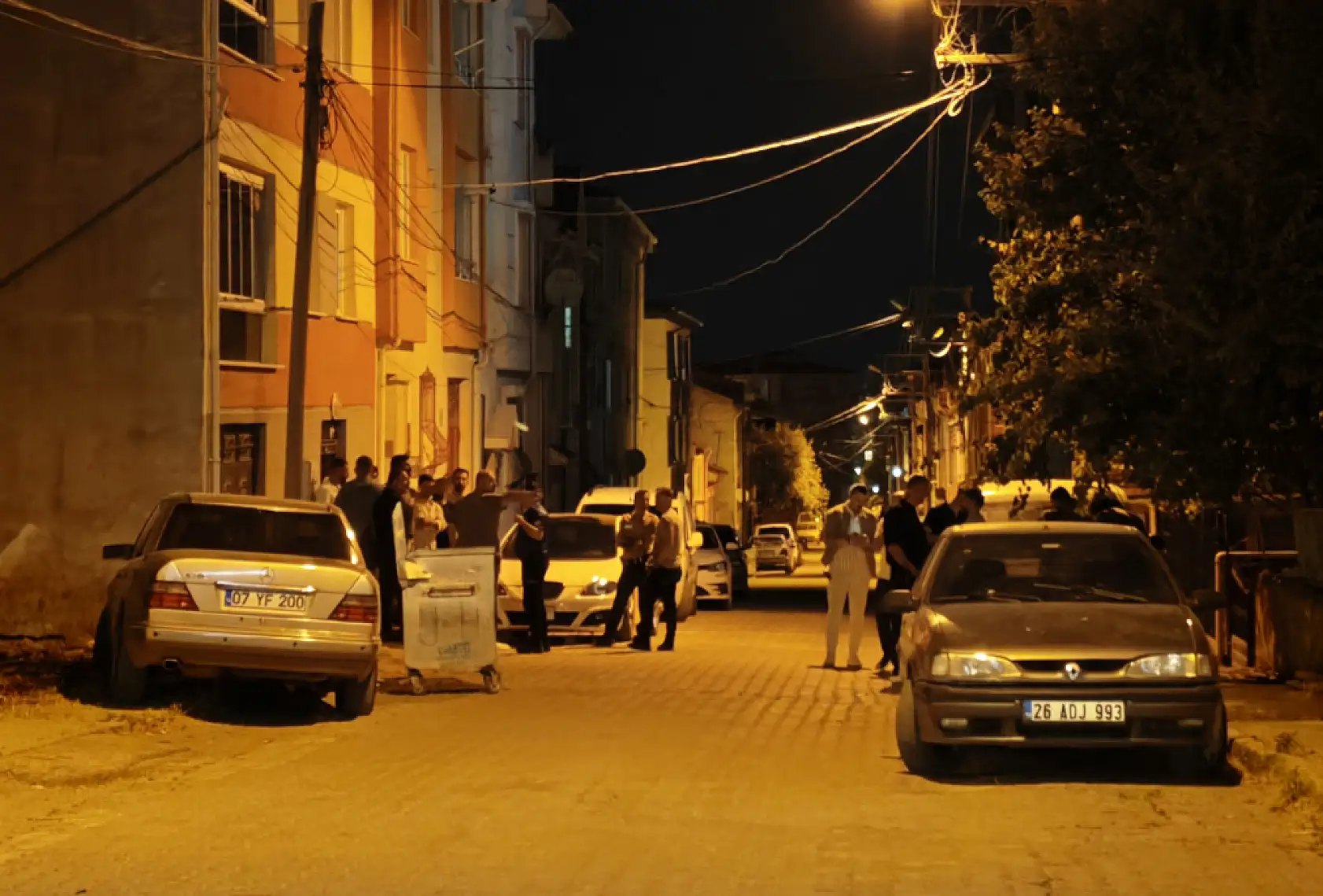 Sokak bir anda karıştı! Polis dahil 11 kişi yaralandı