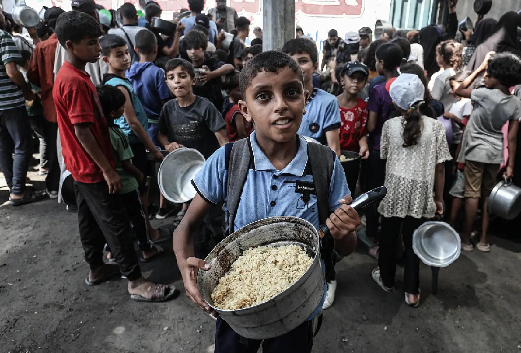 Açlığa direnen Gazze'de yemek dağıtıldı