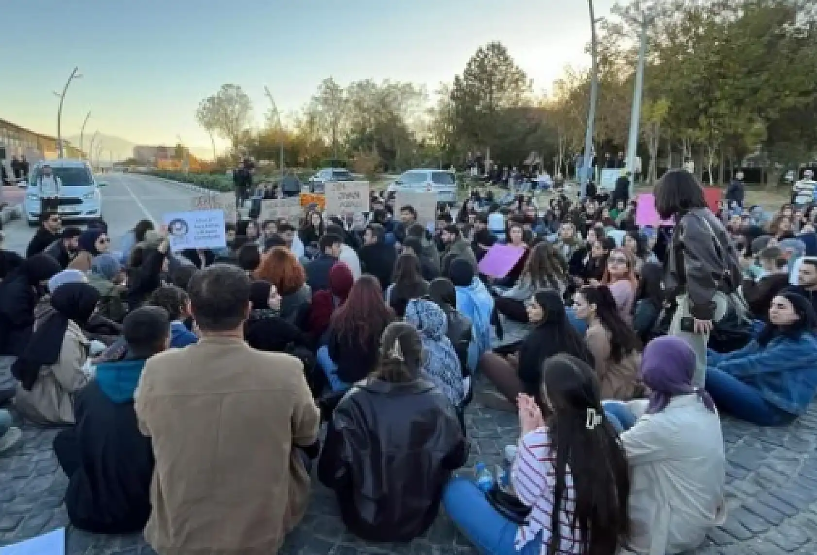 Esrarengiz cinayet sonrası öğrenciler ayaklandı: Masalara vurarak adalet arıyorlar!