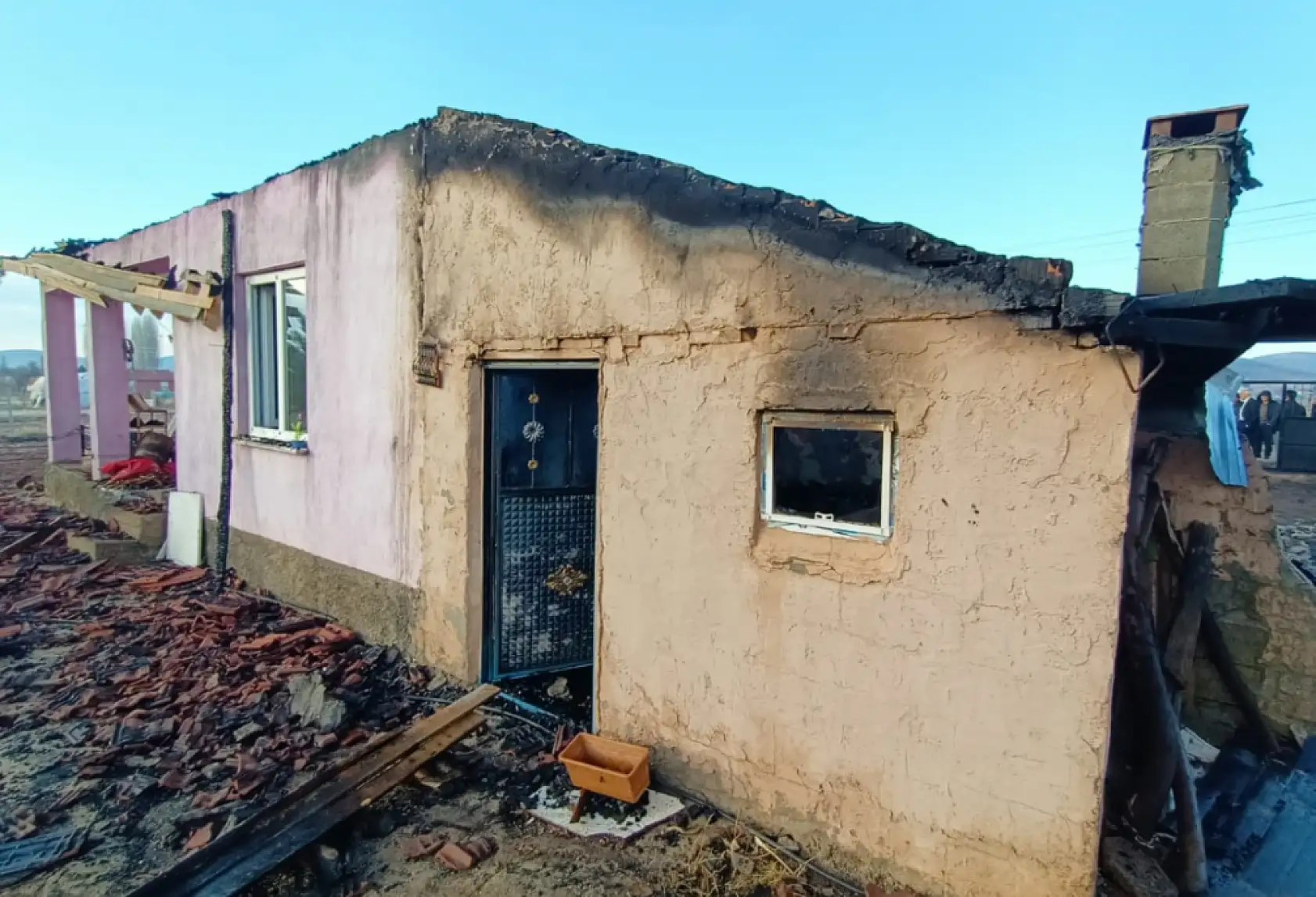 Konya'da korkutan yangın: Ev ve araba küle döndü!