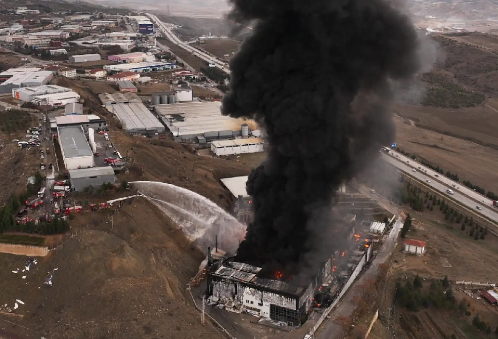 Kimyasal madde üreten fabrikada yangın!
