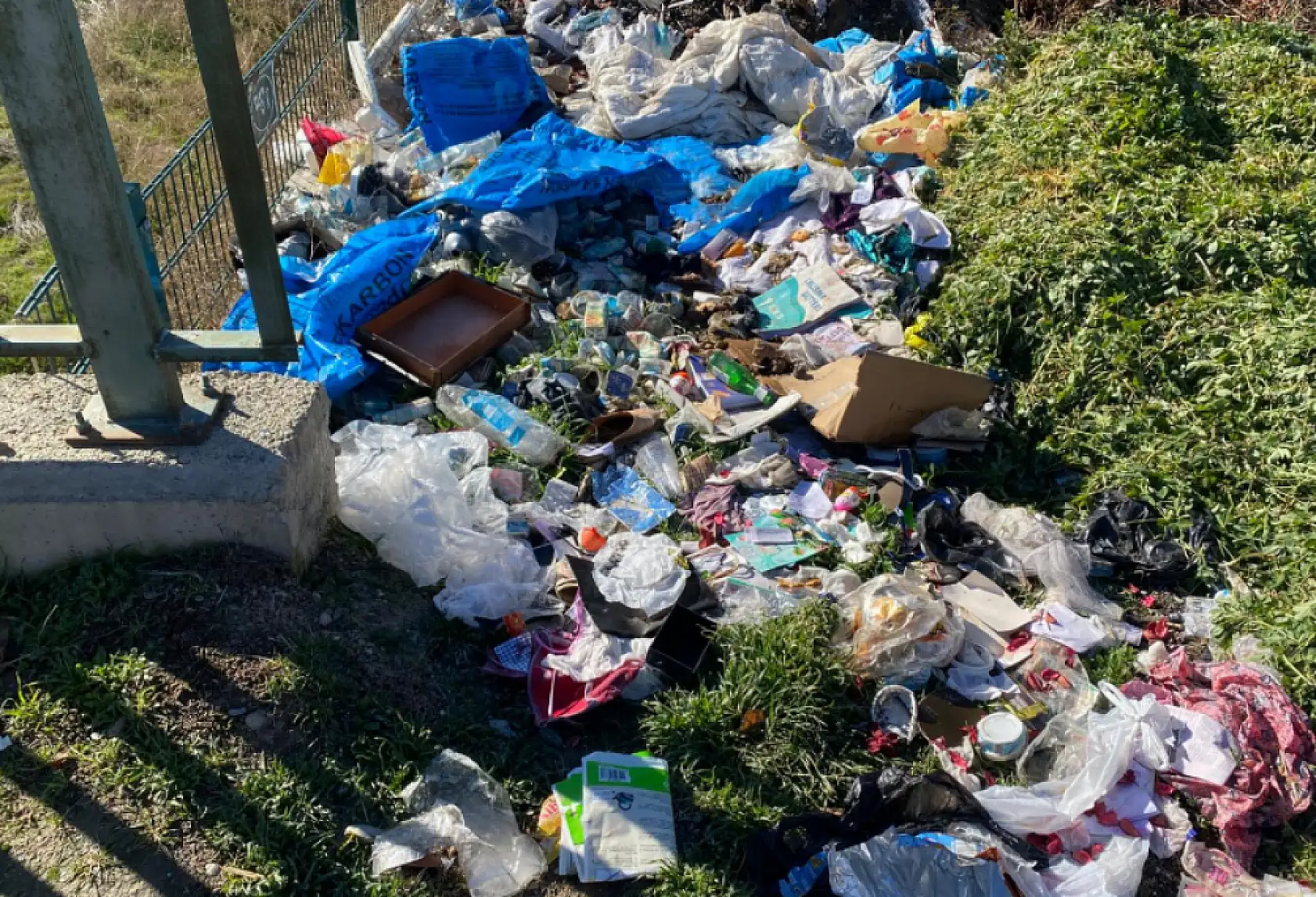 Konya'da dere kenarı çöp deposu oldu, yol sorunu çözüm bekliyor!