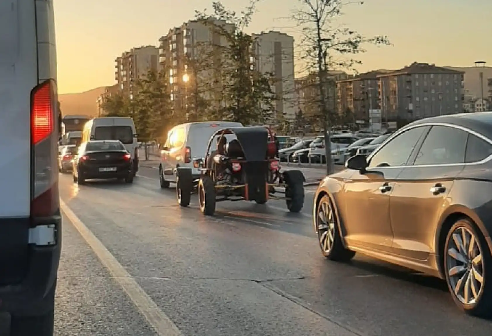 Konya Trafiğinde Görülen Sıradışı Araç Merak Uyandırıyor