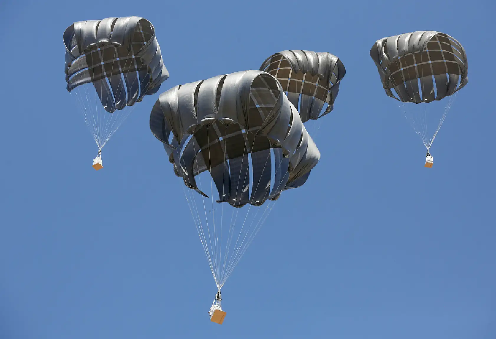 Gazze'ye havadan insani yardım malzemeleri indirildi