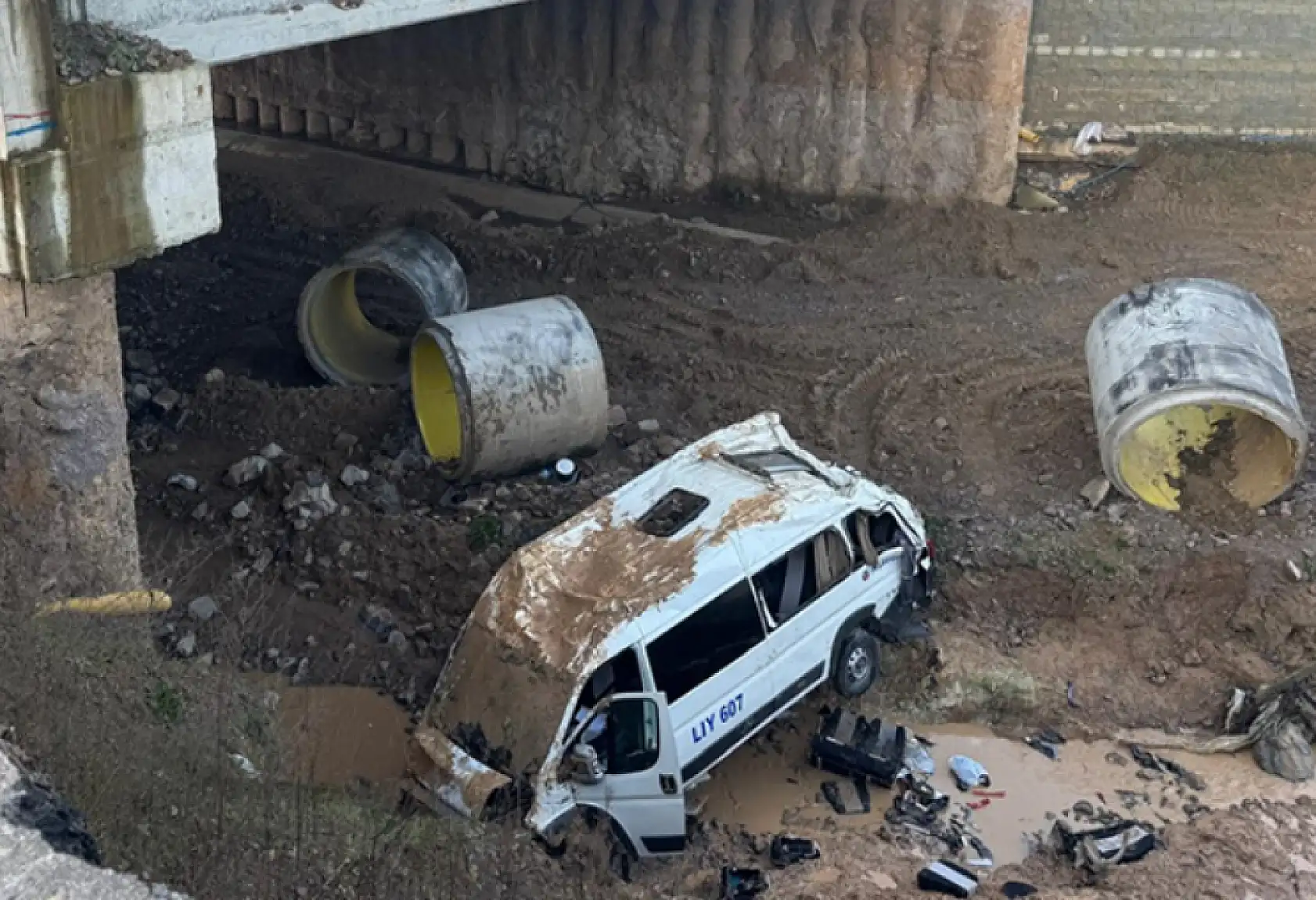 İşçileri taşıyan servis şarampole yuvarlandı: Çok sayıda yaralı var!