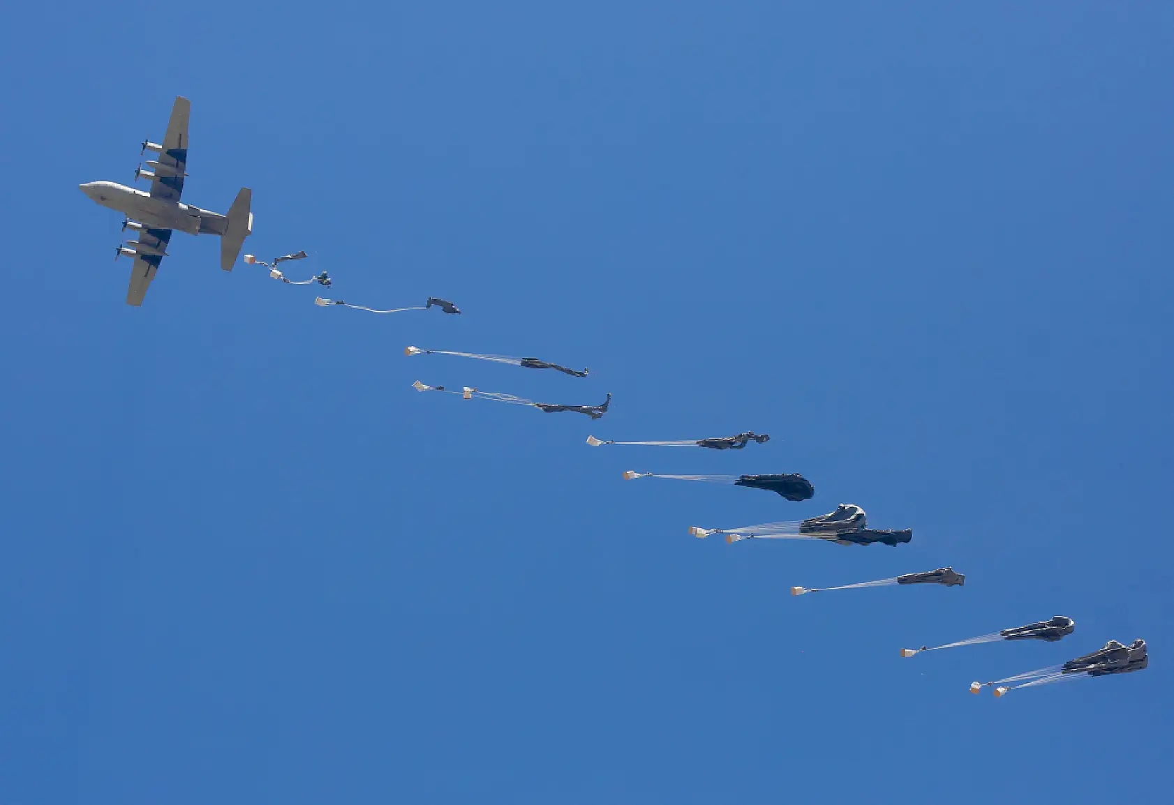 Gazze'ye havadan insani yardım malzemeleri indirildi