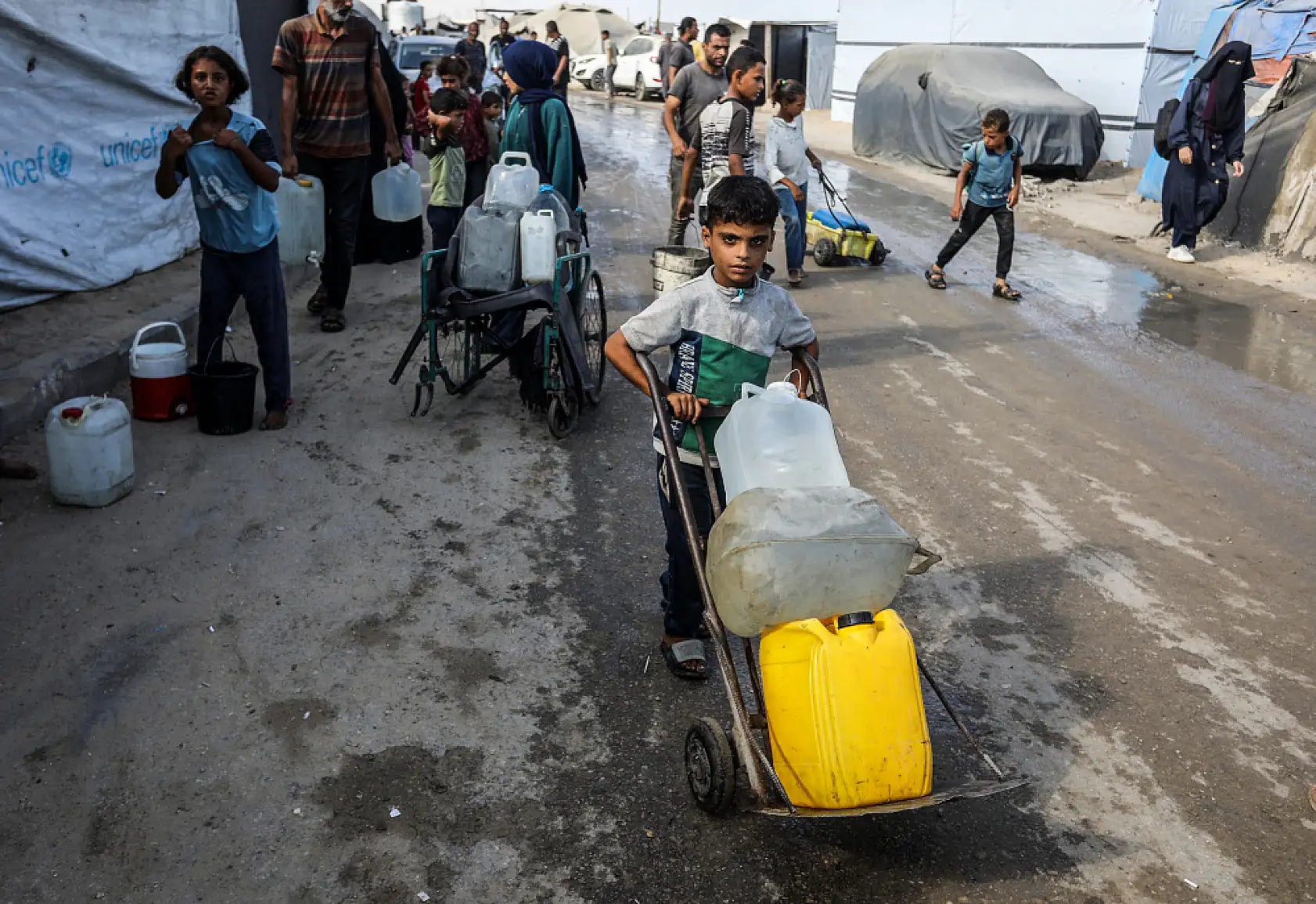 Gazze'de yerinden edilen Filistinliler temiz suya ulaşmakta zorlanıyor