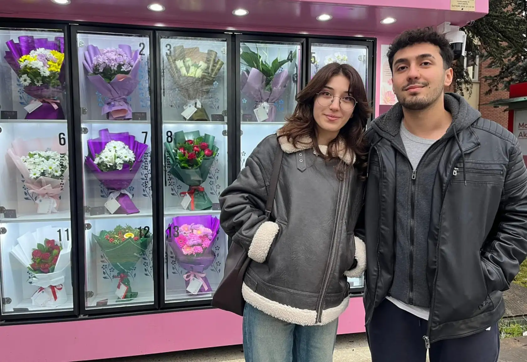 Kampüse yerleştirilen otomat çiçek veriyor: Gören dönüp bir daha bakıyor
