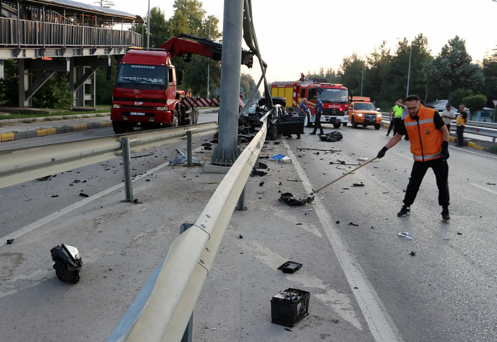 Bariyerlere çarpan otomobil ikiye bölündü: 34 yaşındaki sürücü öldü
