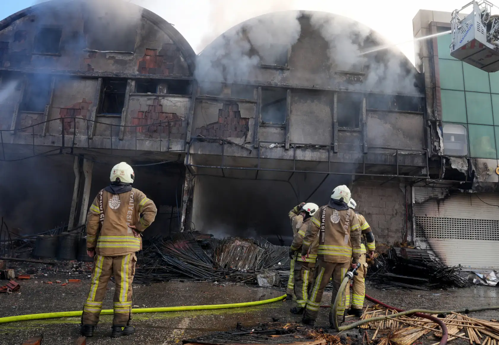 İSTOÇ YANGIN: Bağcılar İSTOÇ'ta korkutan yangın! 17 iş yeri zarar gördü