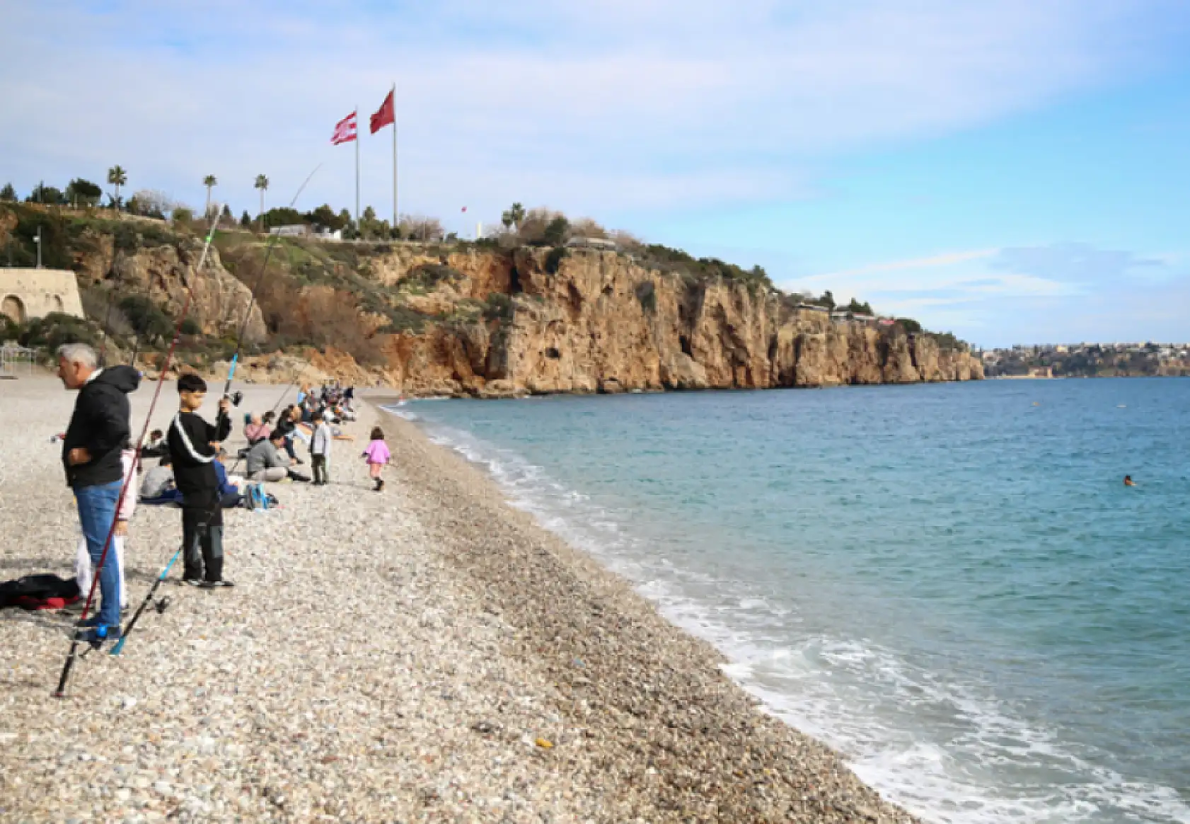 Antalya sahilleri doldu taştı!