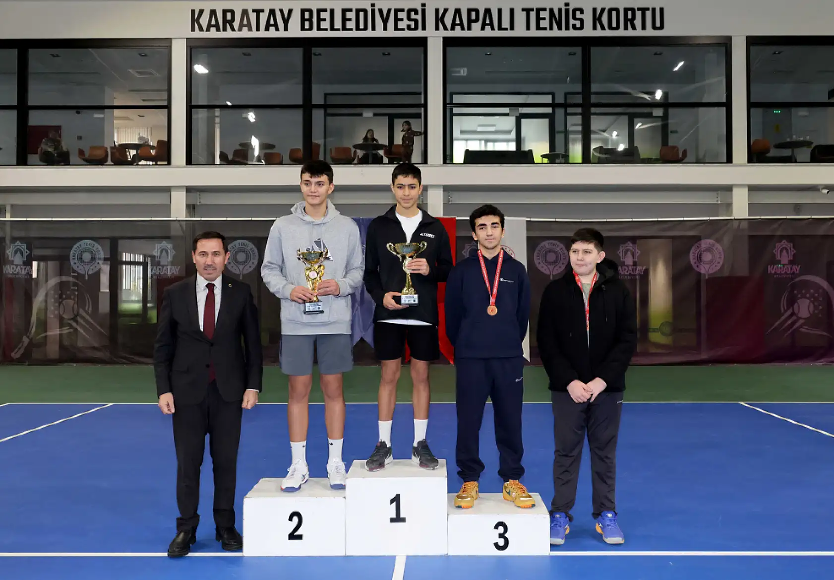 Konya'nın minik tenisçileri kupa için ter döktü