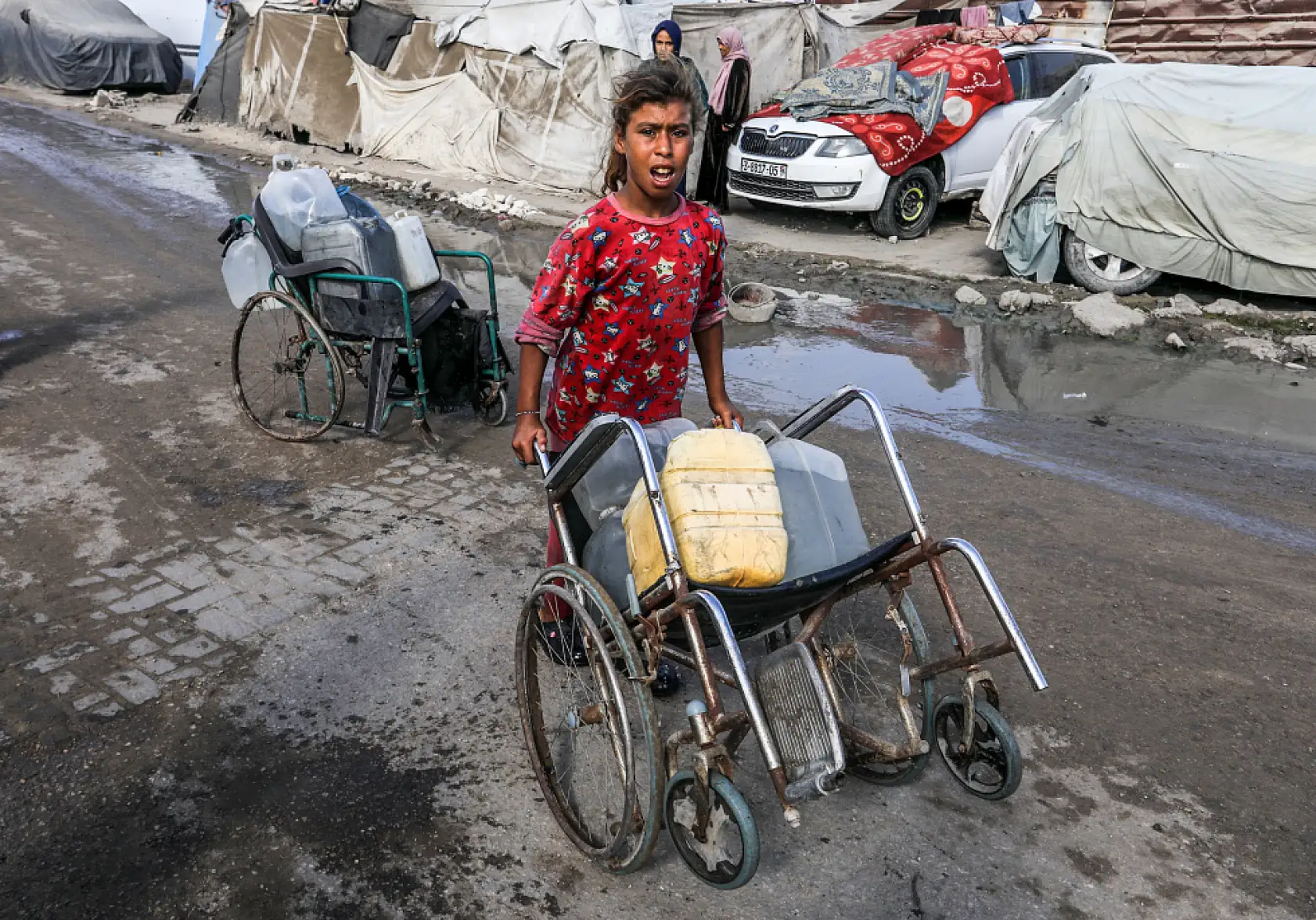 Gazze'de yerinden edilen Filistinliler temiz suya ulaşmakta zorlanıyor