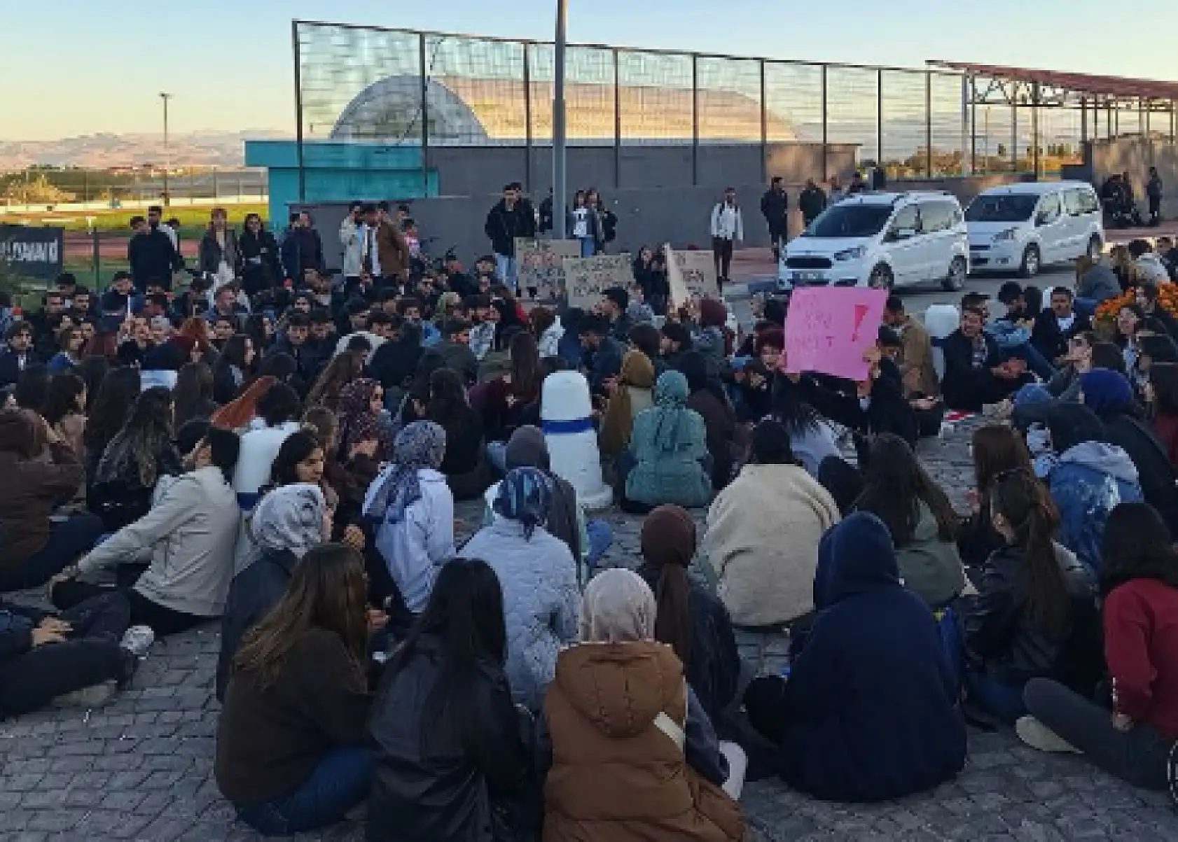 Esrarengiz cinayet sonrası öğrenciler ayaklandı: Masalara vurarak adalet arıyorlar!