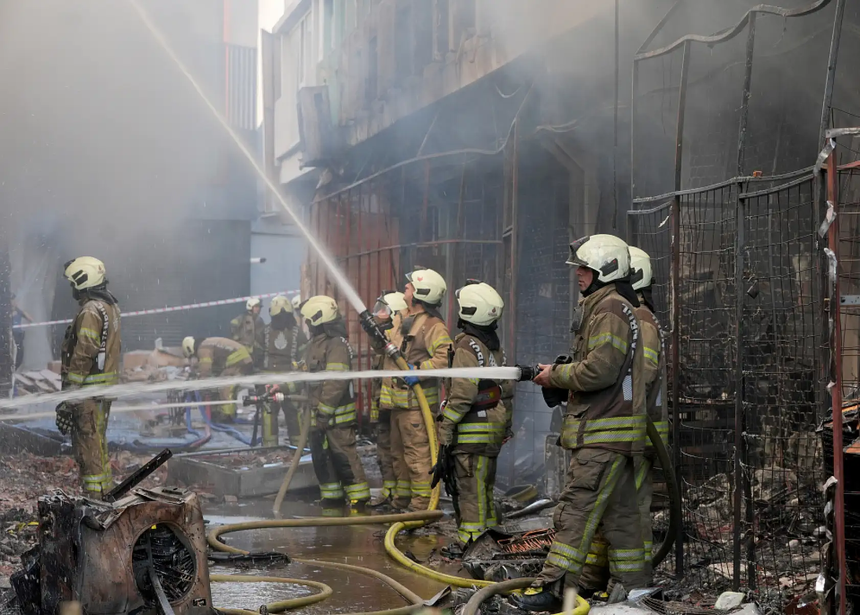 İSTOÇ YANGIN: Bağcılar İSTOÇ'ta korkutan yangın! 17 iş yeri zarar gördü