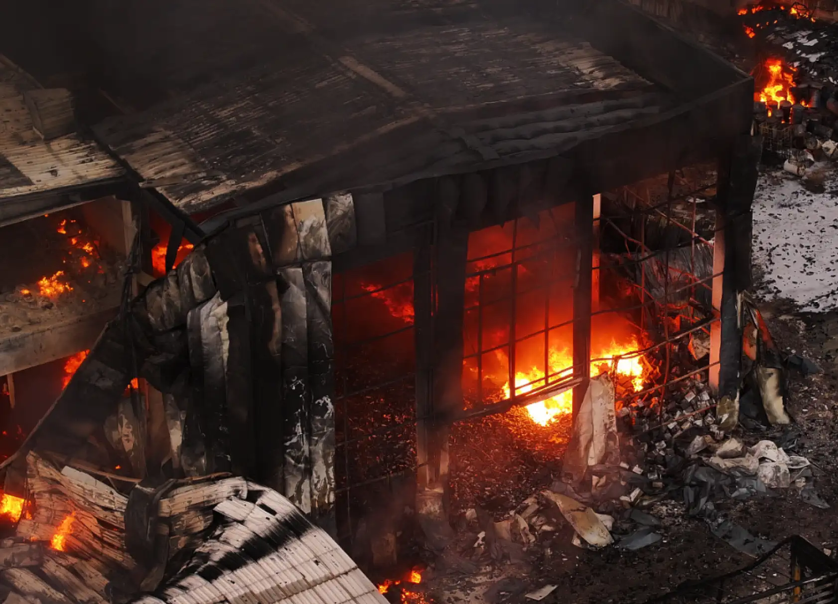 Kimyasal madde üreten fabrikada yangın!