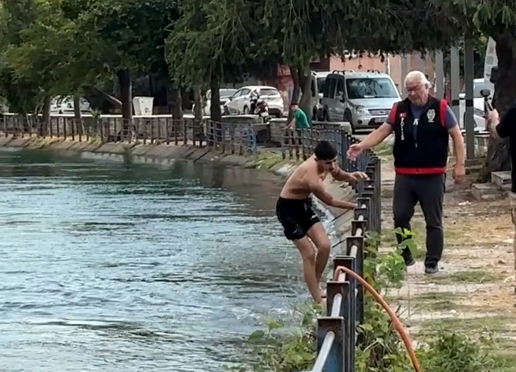 32 derece sıcaklıkta can pazarı: Çocuklar ölüm kanalına girdi