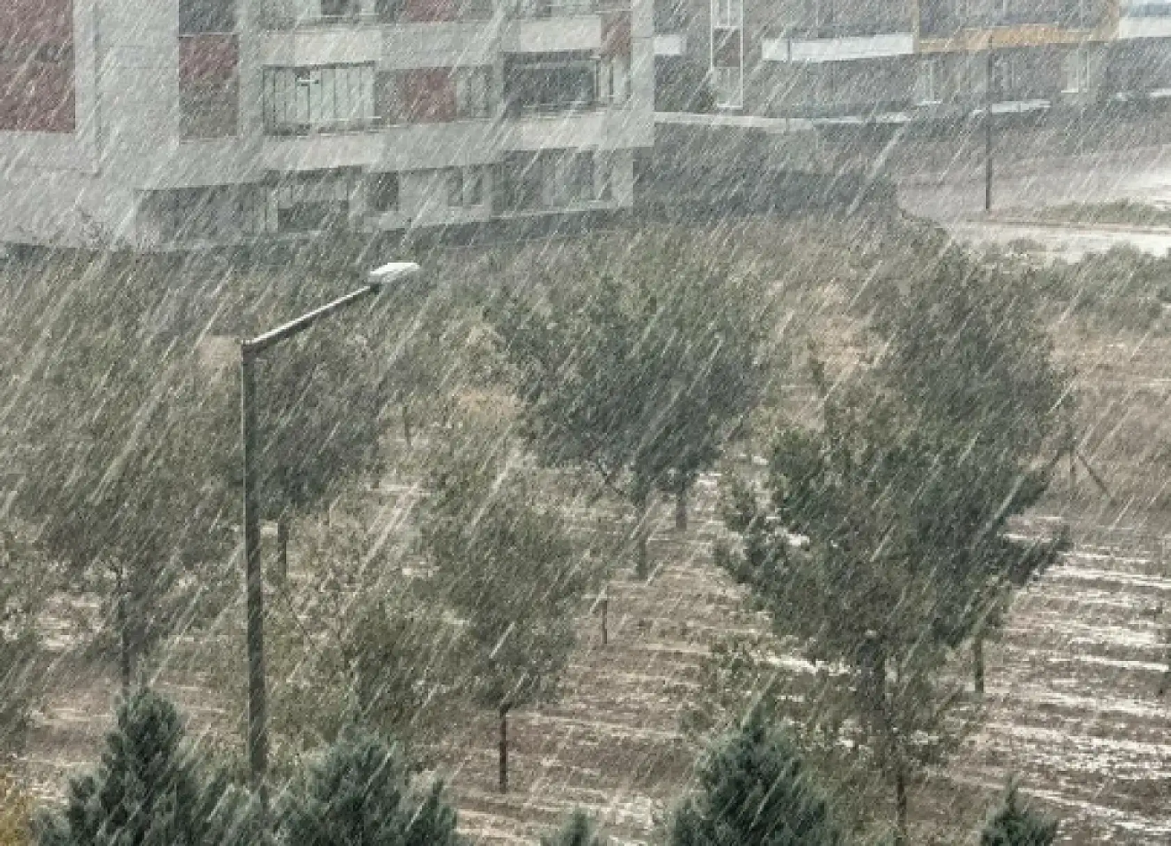 Konya'da uyarı üstüne uyarı: Yağmurluk, şemsiye ne varsa alın!
