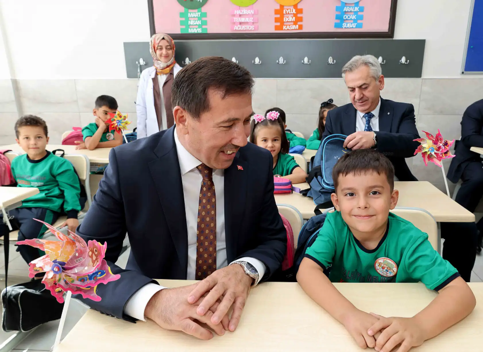 Konya protokolü sınıflara girdi: Vali Akın'dan öğrencilere ilk gün tavsiyesi