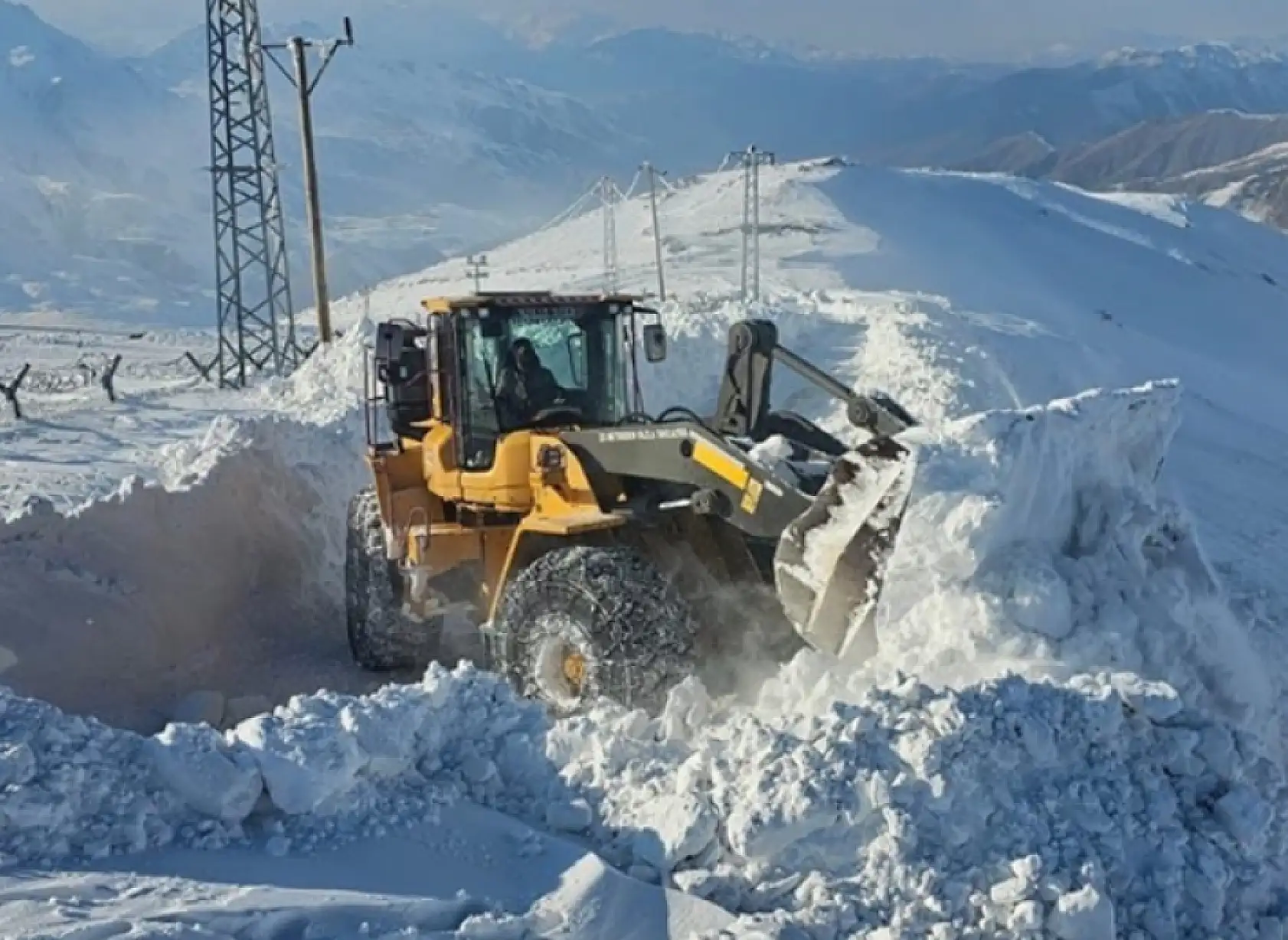 Kar kalınlığı 2 metreyi buldu: Ekipler çalışma başlattı!