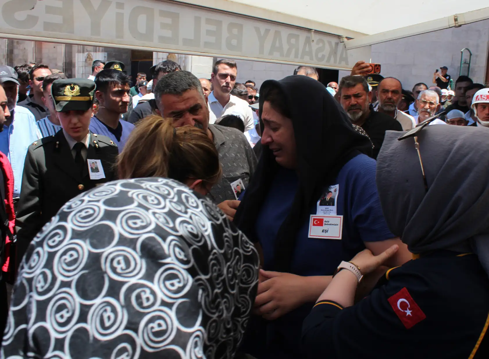 Aksaray şehidini uğurladı: Hamile eşinin vedası yürek burktu