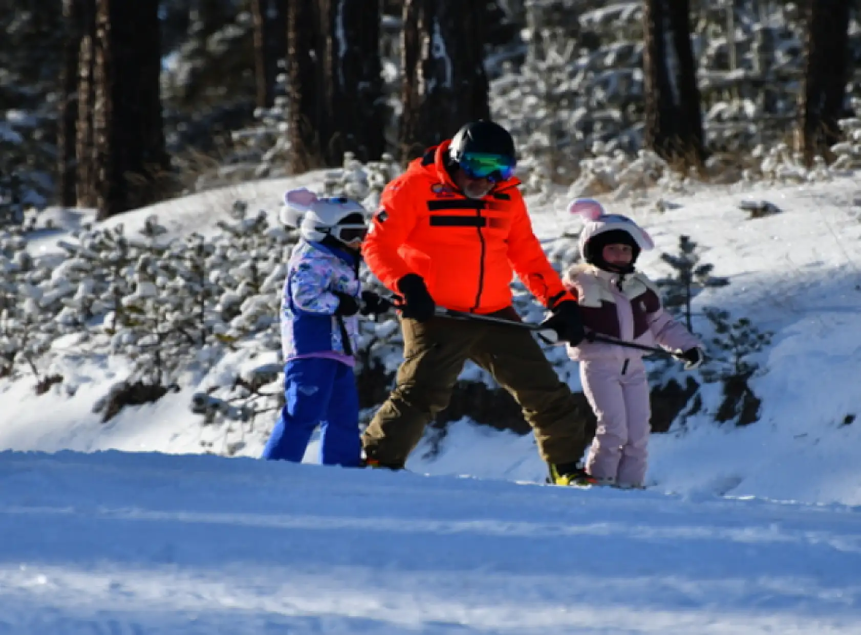 Kar kalınlığının 40 santimetreye ulaştığı kayak merkezinde yeni sezon başladı!