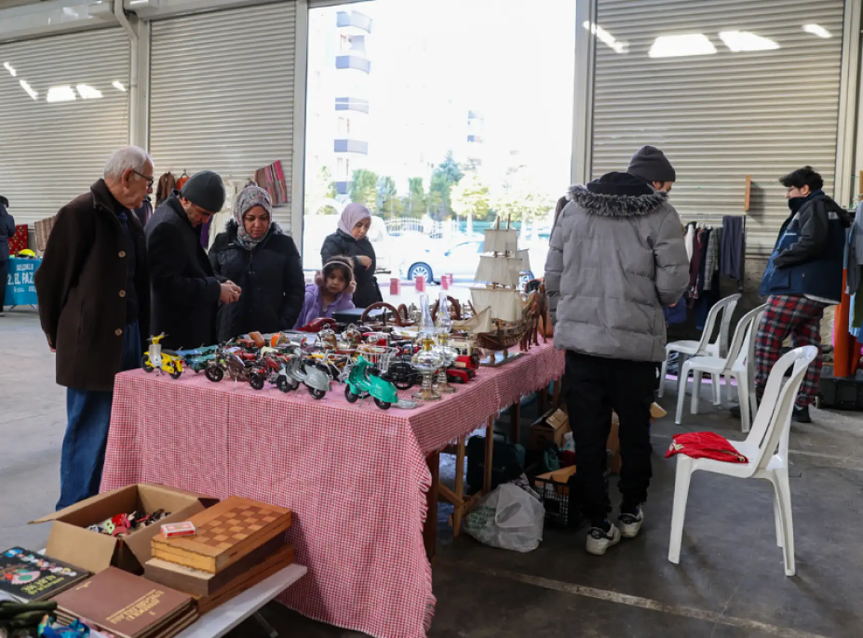 Konya'daki o pazarda her şey yarı fiyatına!