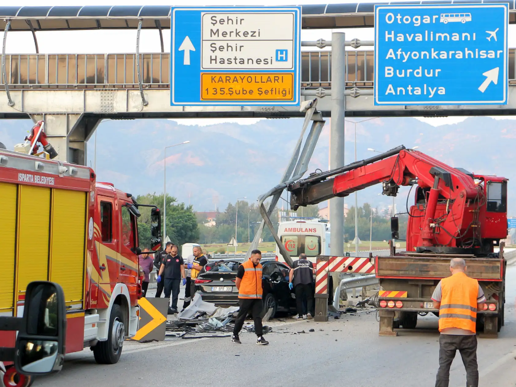 Bariyerlere çarpan otomobil ikiye bölündü: 34 yaşındaki sürücü öldü