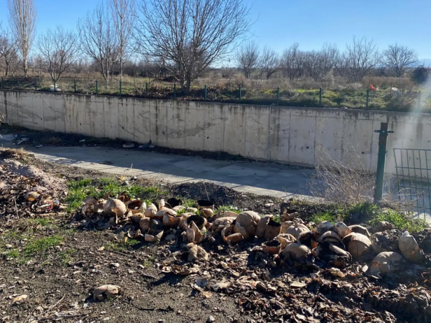 Konya'da dere kenarı çöp deposu oldu, yol sorunu çözüm bekliyor!