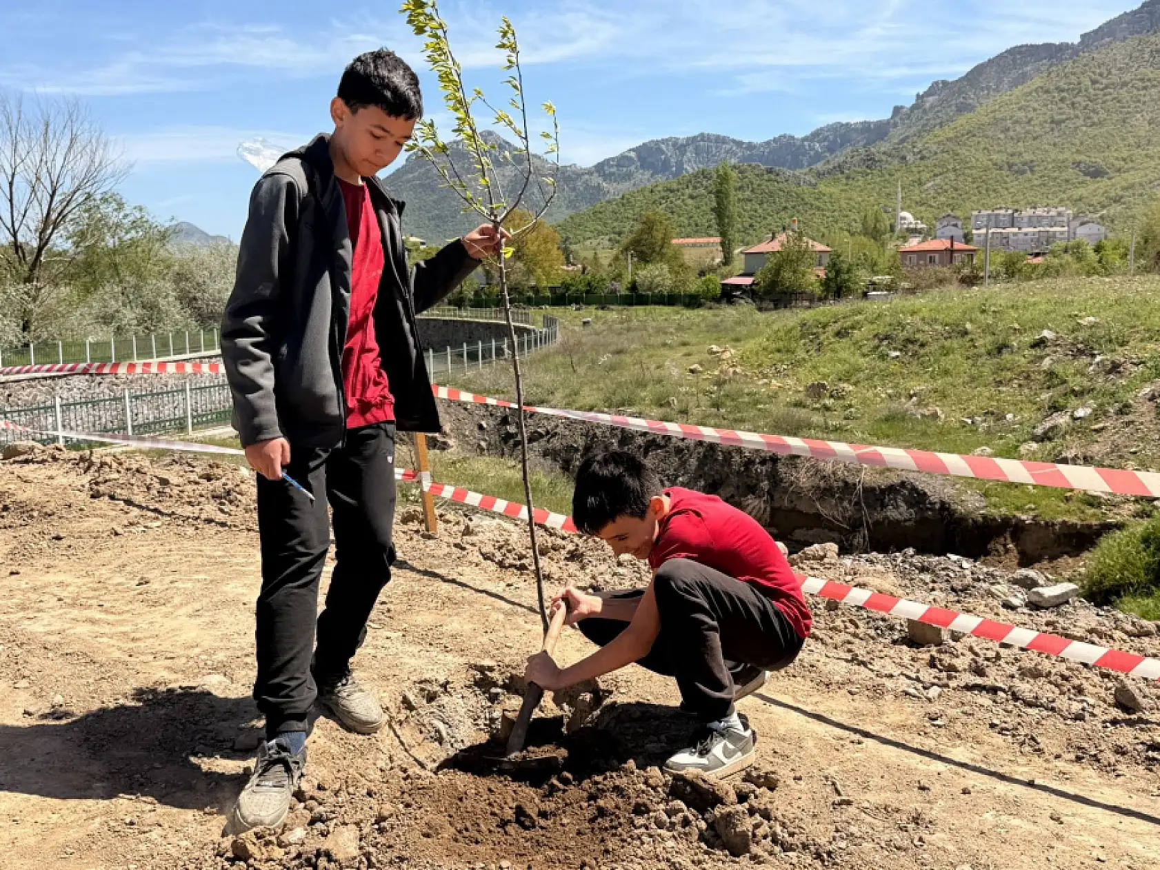 Atıl topraklar çocukların ellerinde yeniden hayat buldu