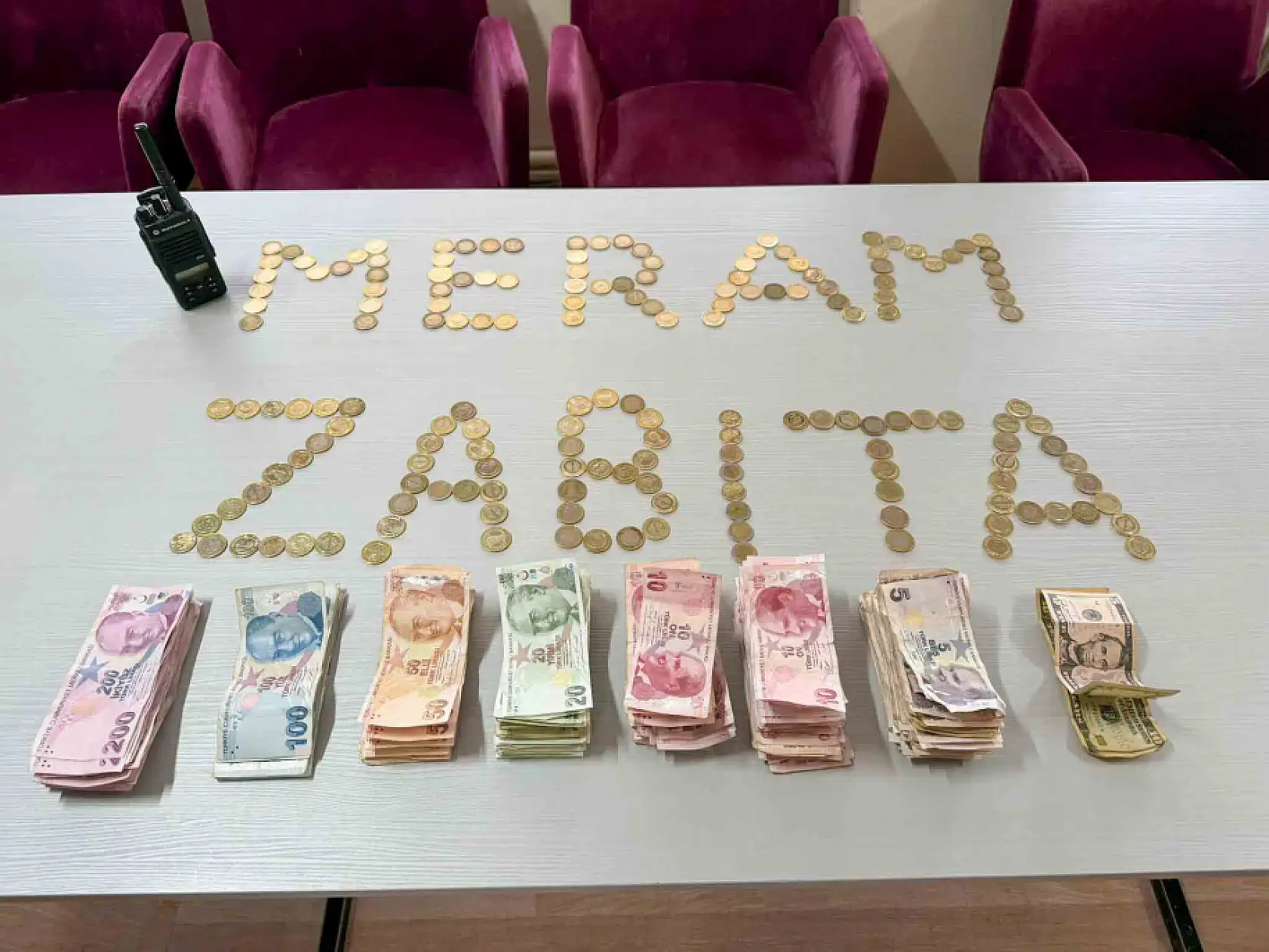 Konya'da Allah rızası dediler, üstlerinden döviz çıktı! Aile boyu vurgun zabıtayı bile şaşırttı