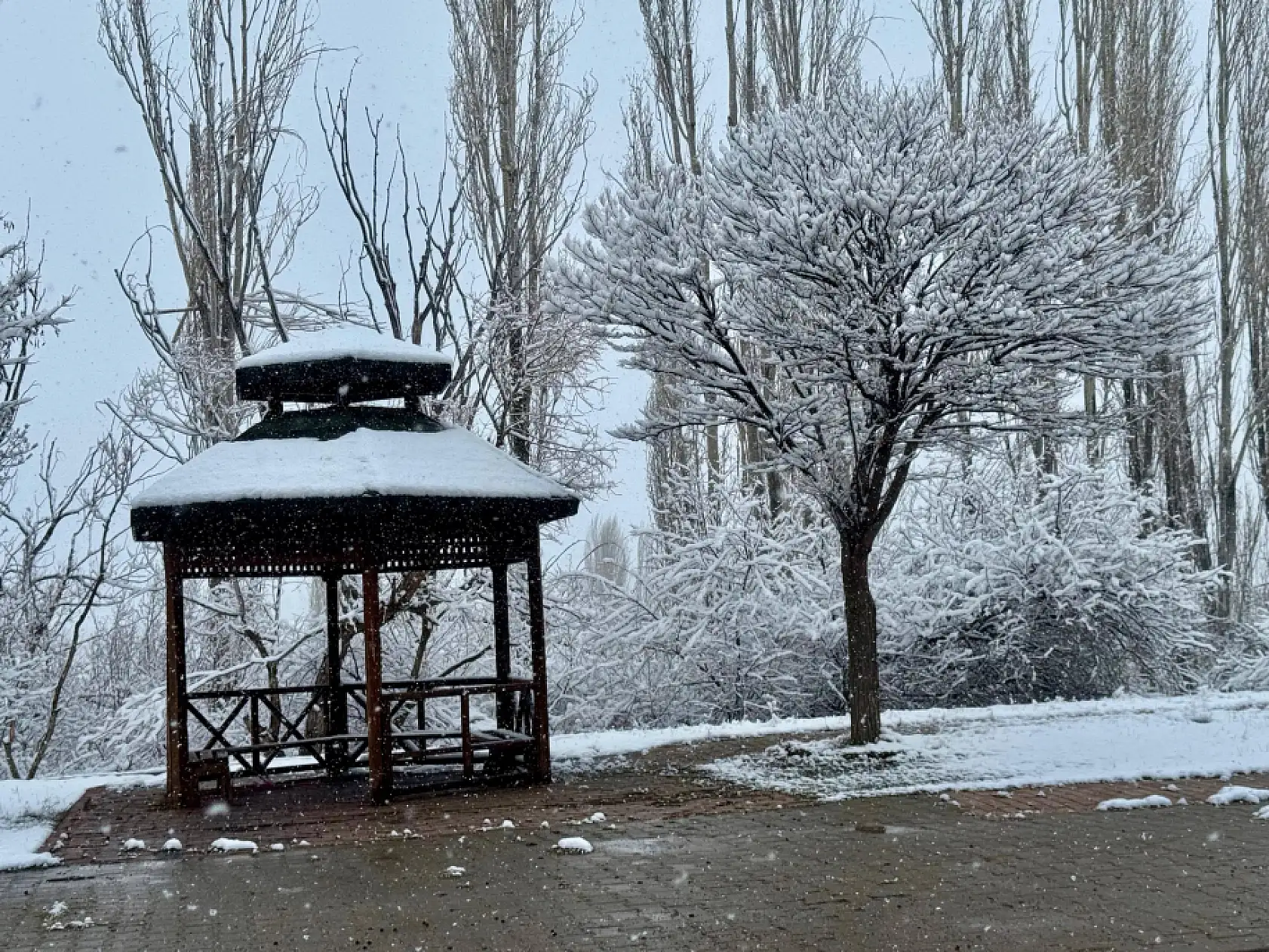 Konya'da beyaz gelinliğini giyen ilçe büyüledi