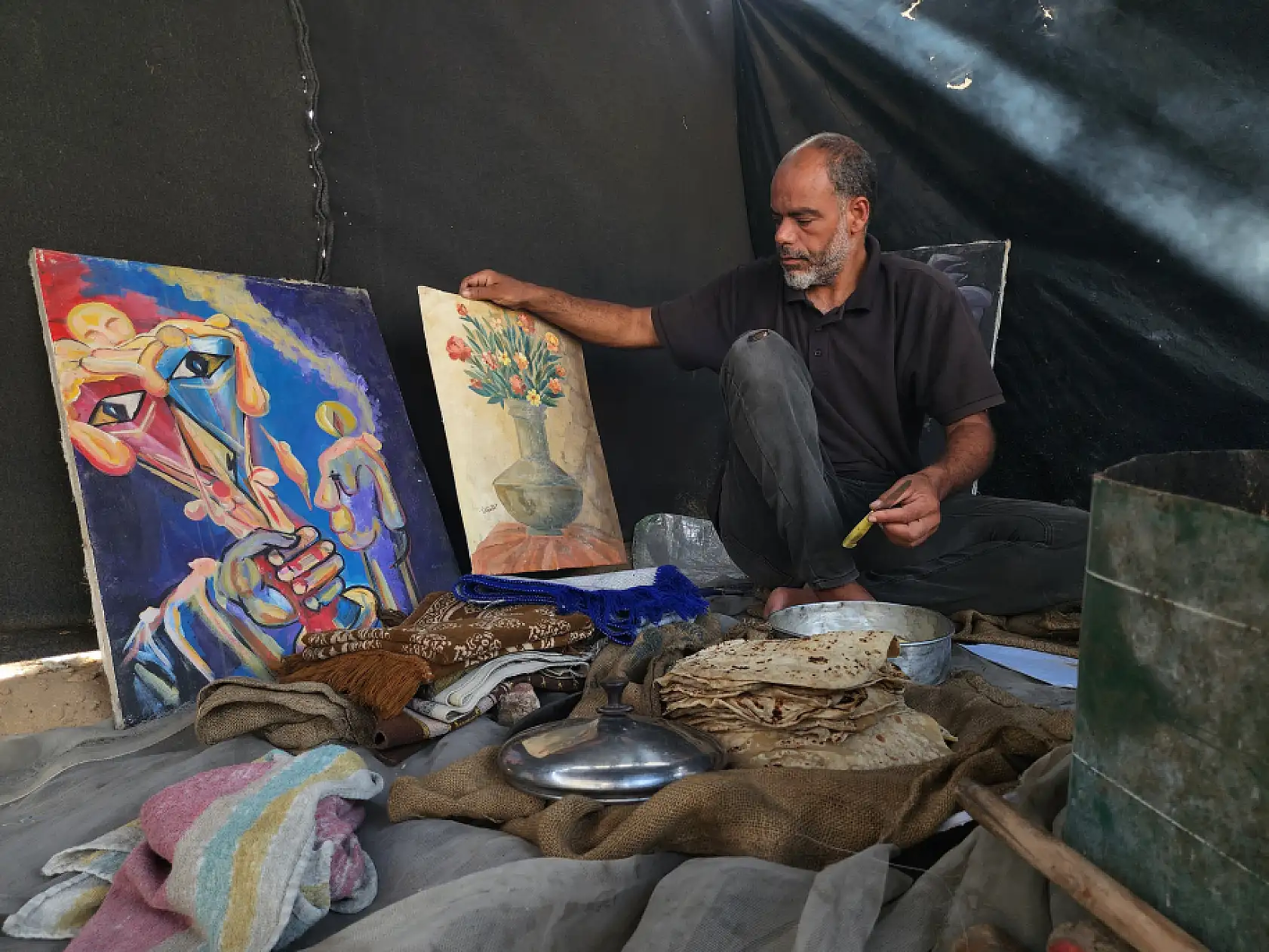 Gazze'de bir ressam çocuklarını doyurmak için tablolarını parçalıyor