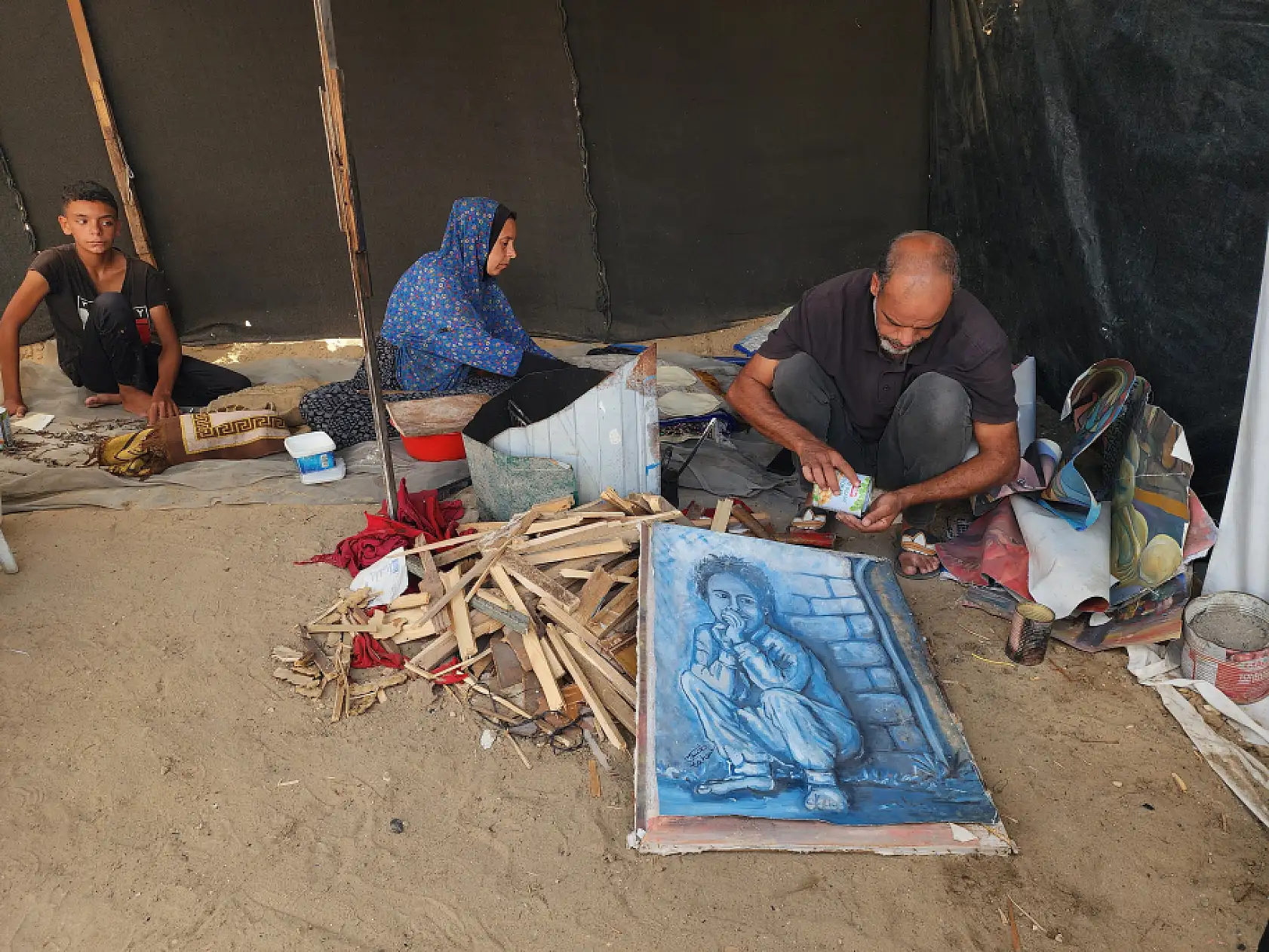 Gazze'de bir ressam çocuklarını doyurmak için tablolarını parçalıyor