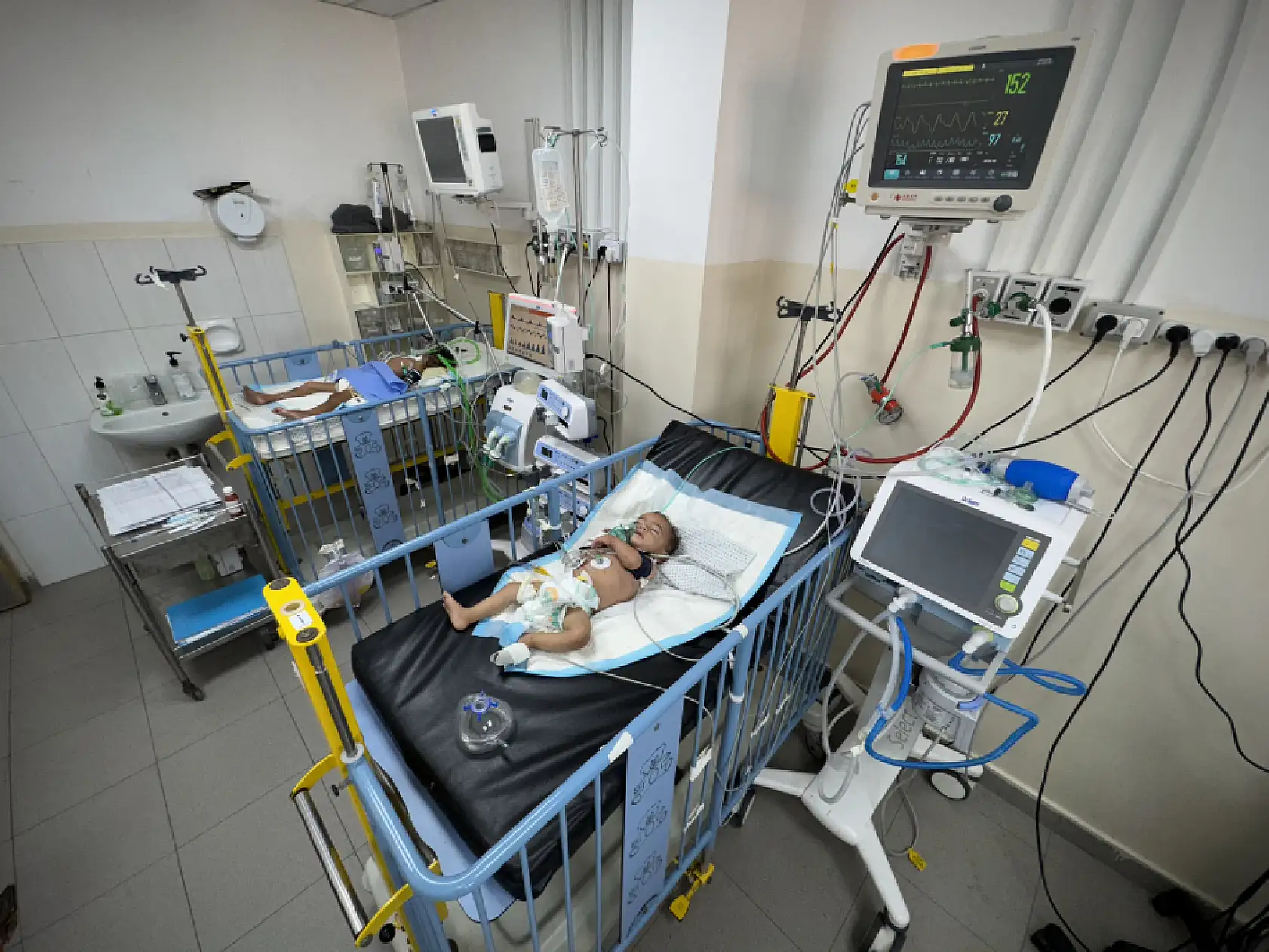 Gazze'de çocuklar açıkla mücadele ediyor!