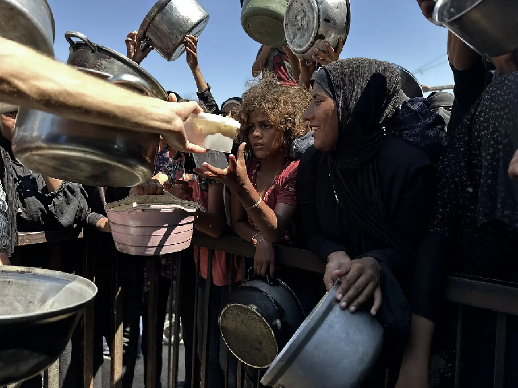 İsrail saldırıları altındaki Gazze'de Filistinlilere yemek dağıtıldı