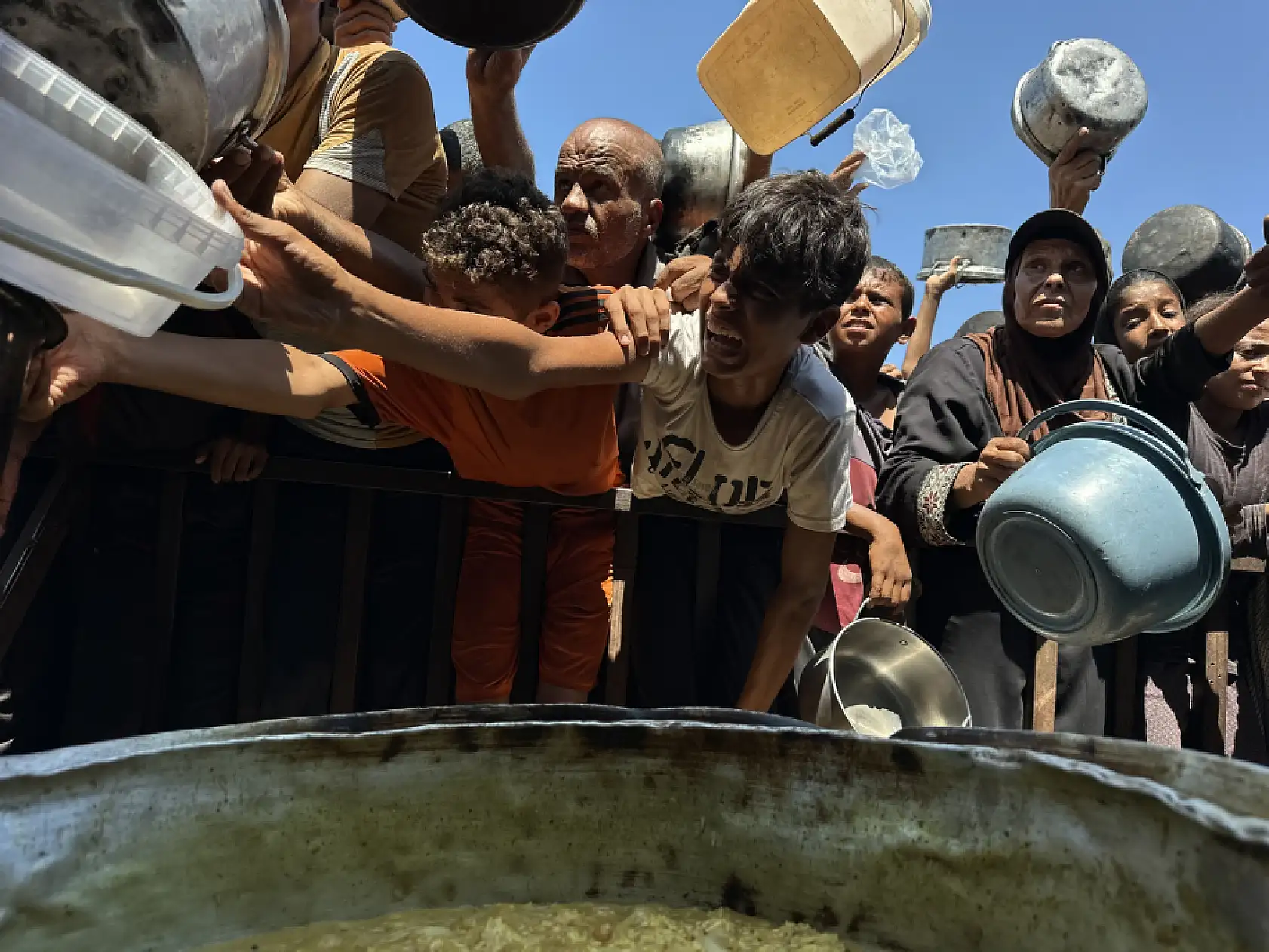 İsrail saldırıları altındaki Gazze'de Filistinlilere yemek dağıtıldı