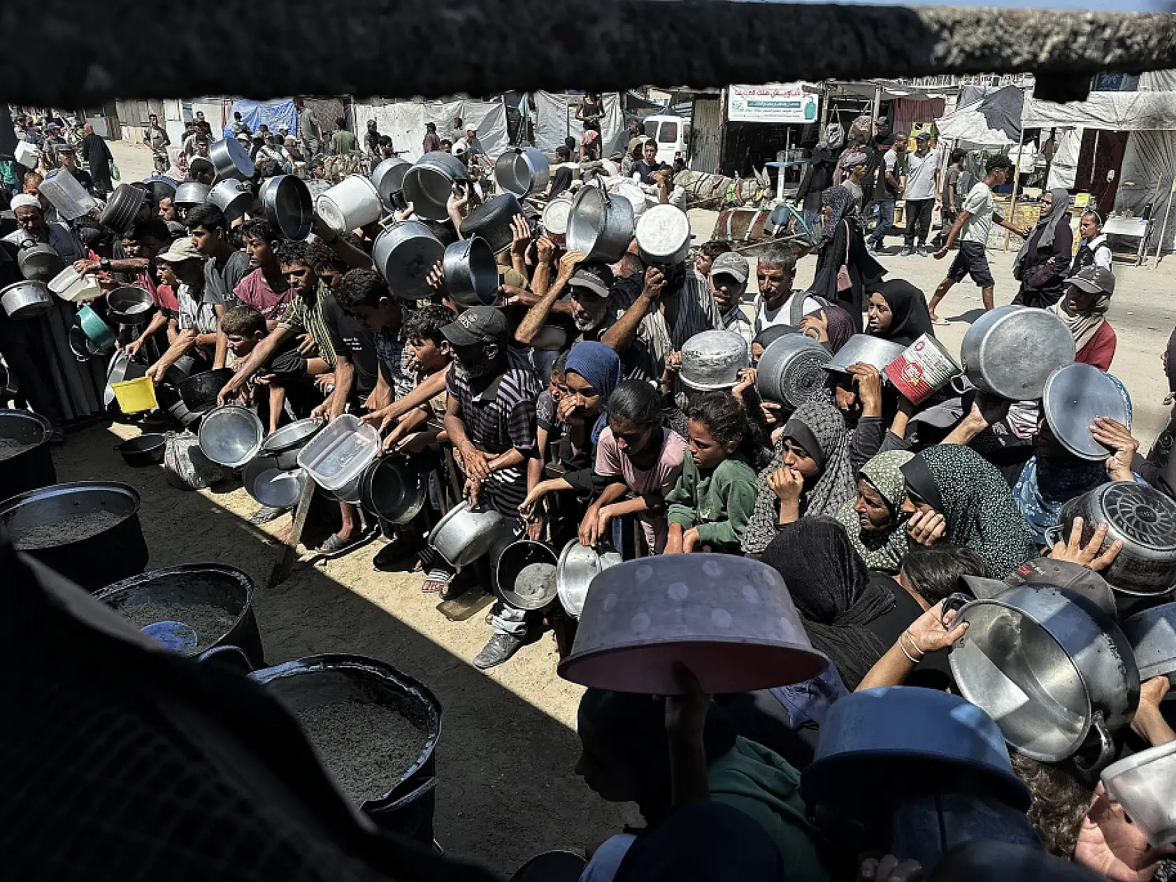 İsrail saldırıları altındaki Gazze'de Filistinlilere yemek dağıtıldı