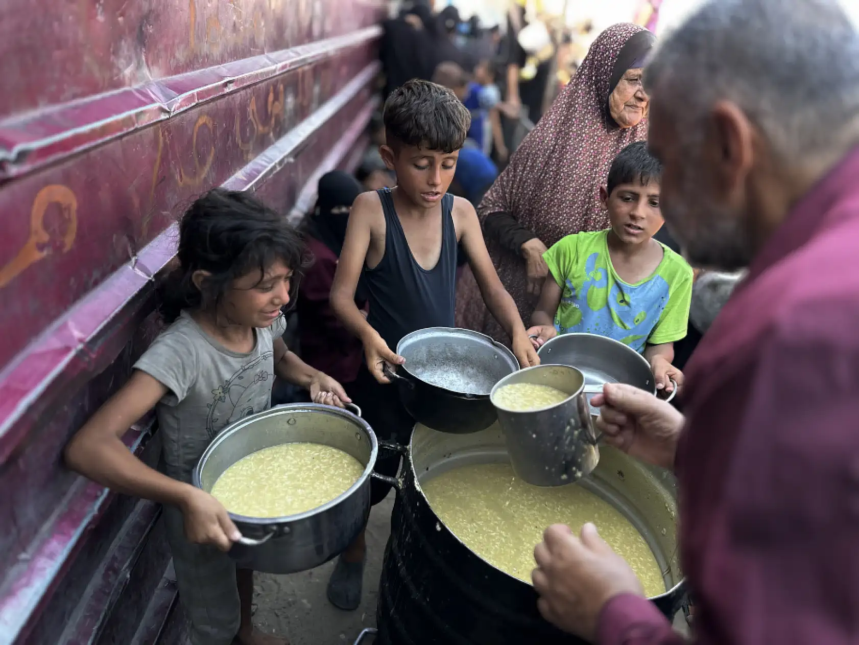 İsrail saldırıları altındaki Gazze'de Filistinlilere yemek dağıtıldı