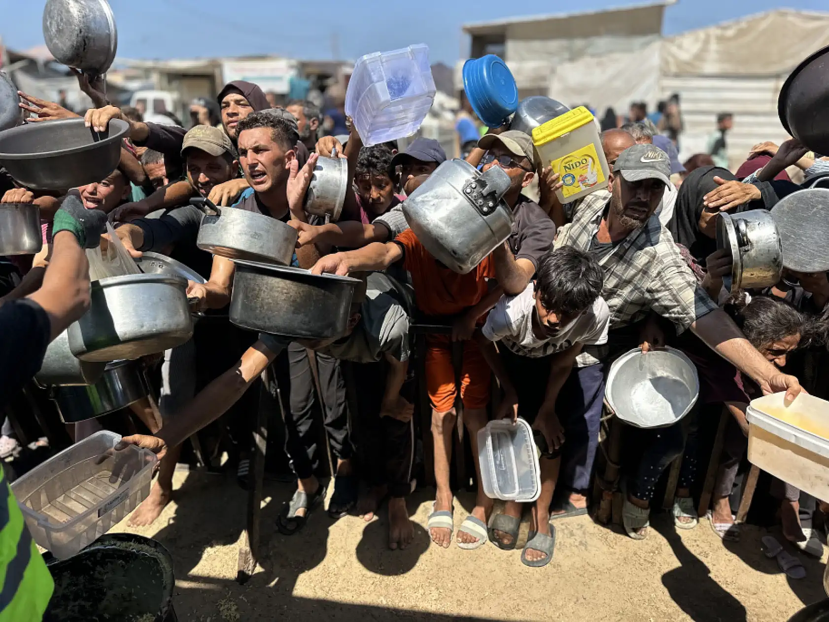 İsrail saldırıları altındaki Gazze'de Filistinlilere yemek dağıtıldı