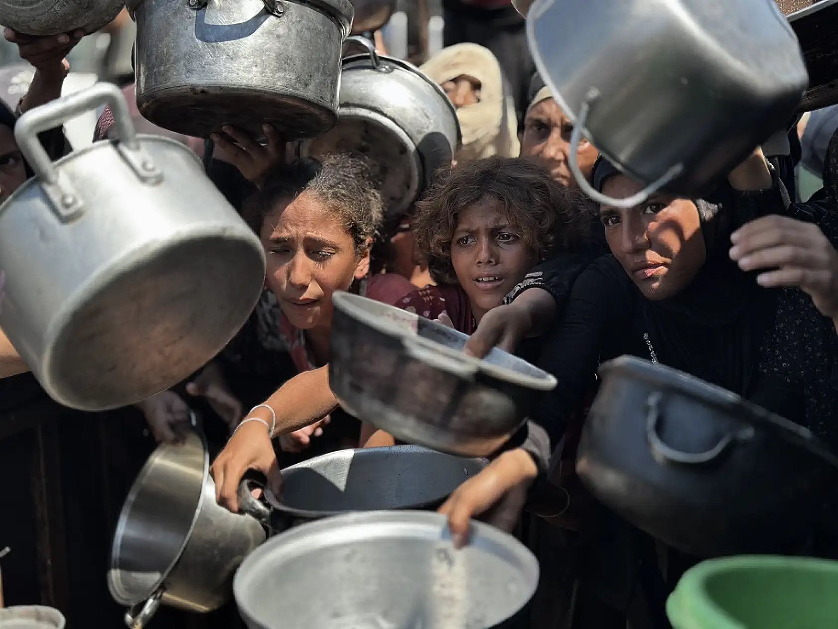 İsrail saldırıları altındaki Gazze'de Filistinlilere yemek dağıtıldı