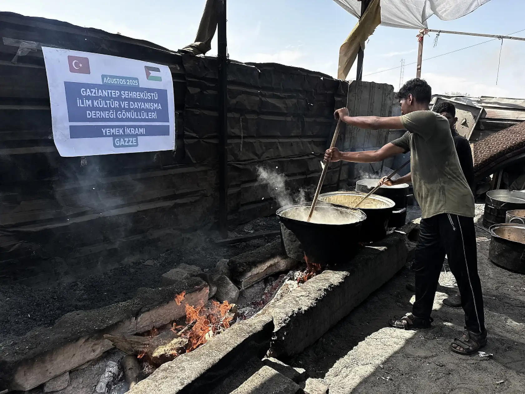 İsrail saldırıları altındaki Gazze'de Filistinlilere yemek dağıtıldı