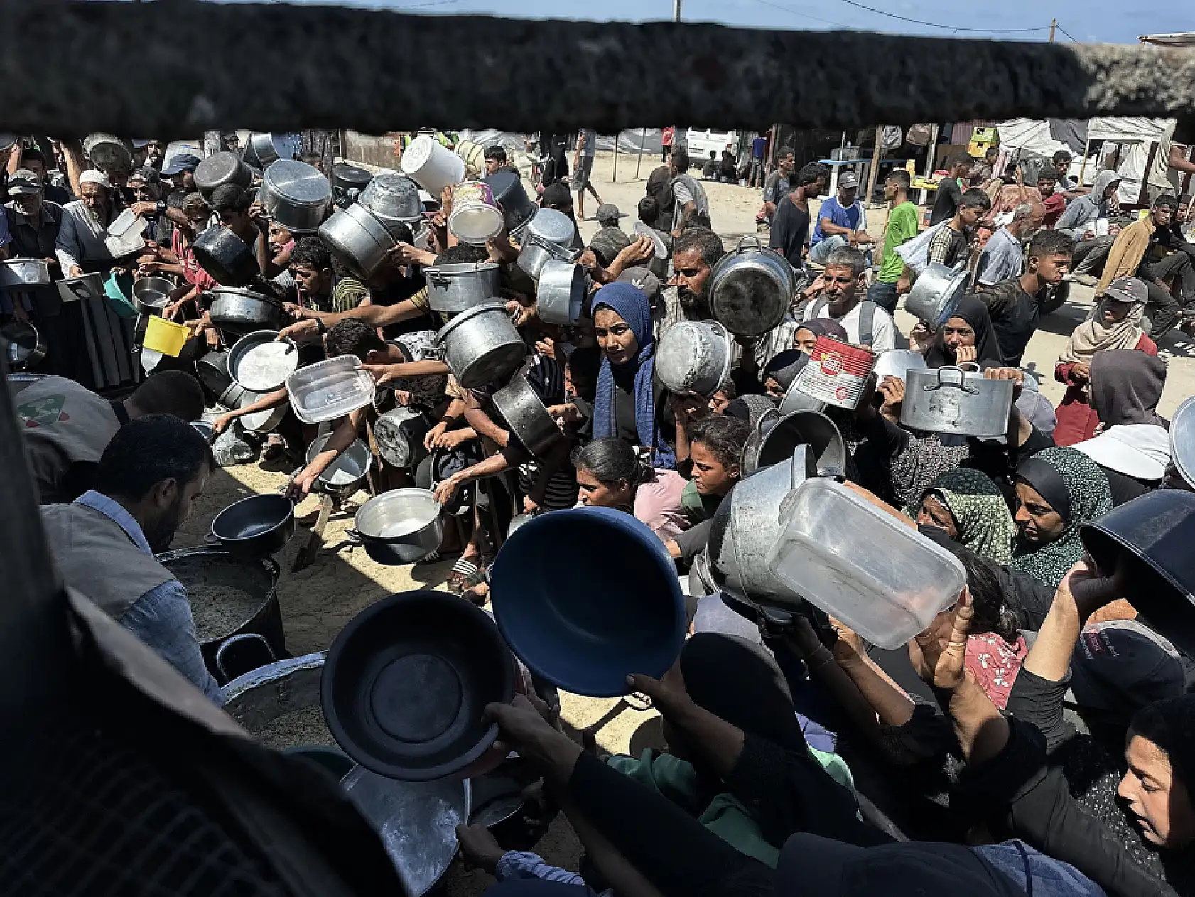 İsrail saldırıları altındaki Gazze'de Filistinlilere yemek dağıtıldı