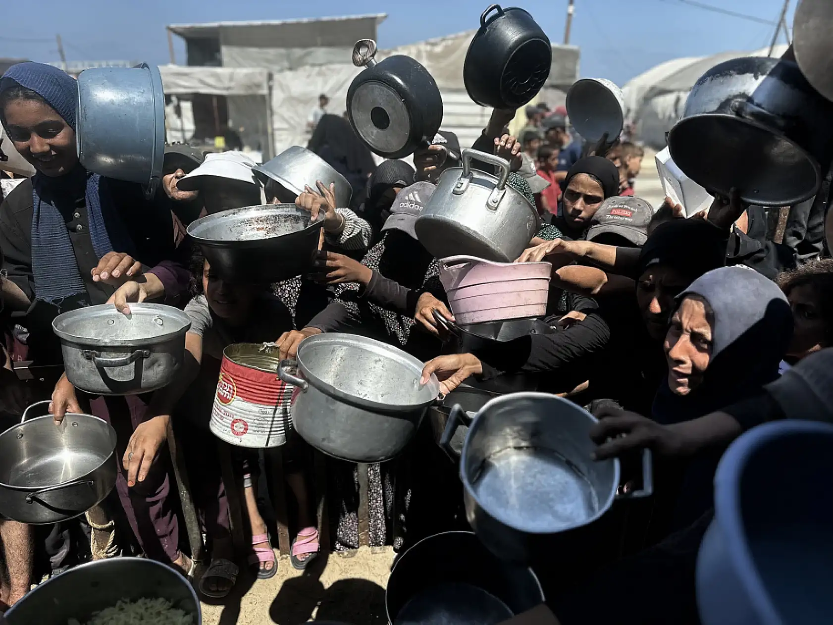 İsrail saldırıları altındaki Gazze'de Filistinlilere yemek dağıtıldı