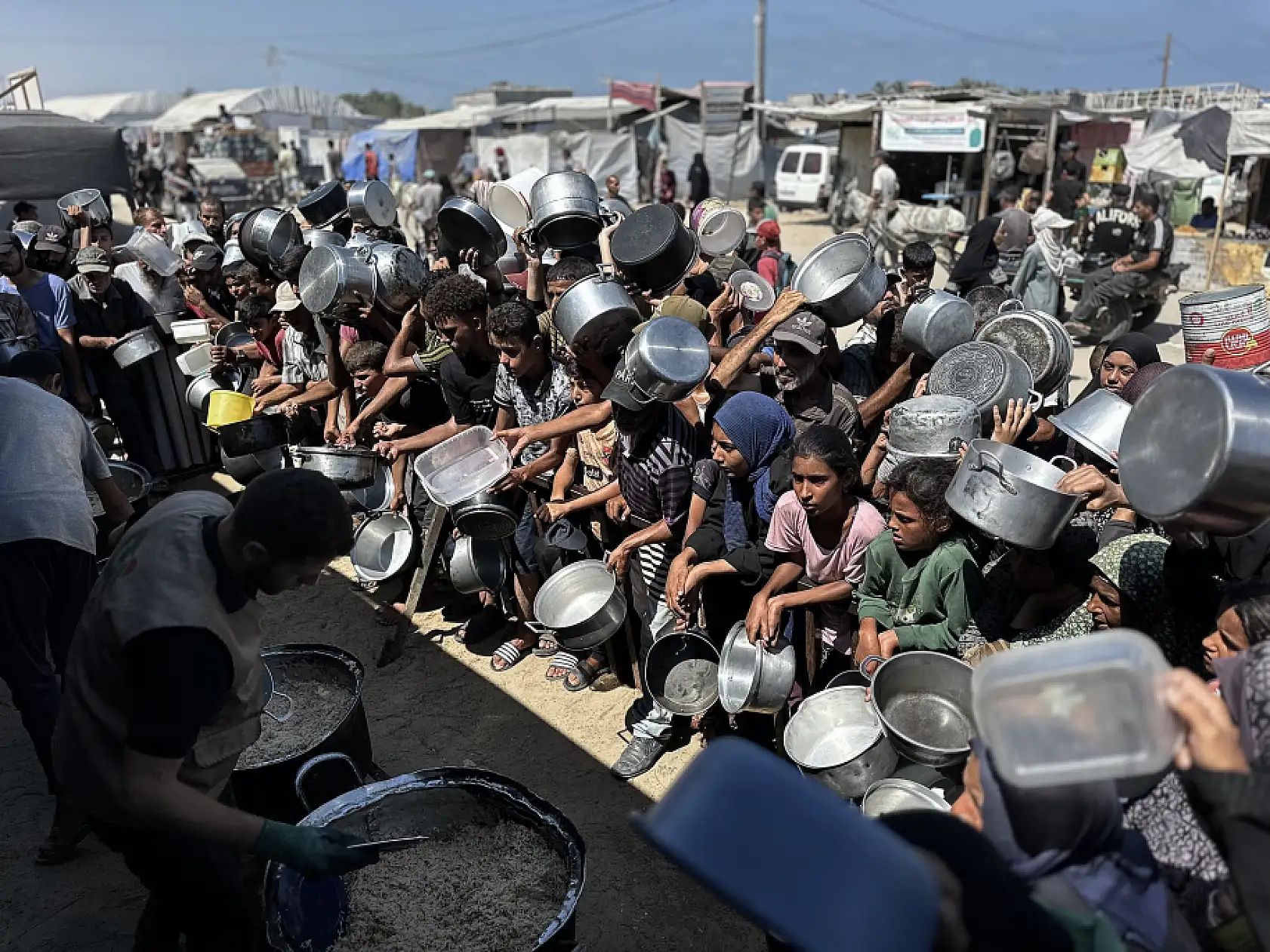 İsrail saldırıları altındaki Gazze'de Filistinlilere yemek dağıtıldı