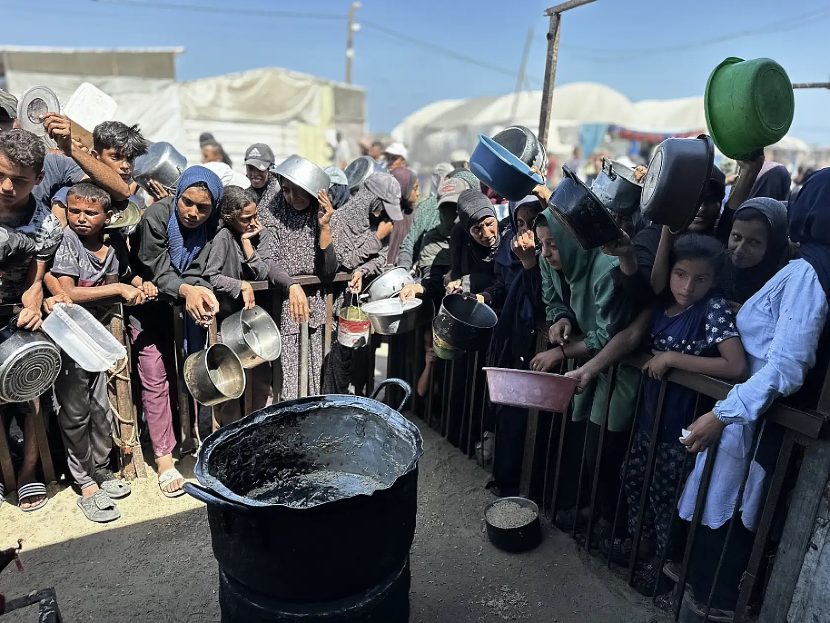 İsrail saldırıları altındaki Gazze'de Filistinlilere yemek dağıtıldı