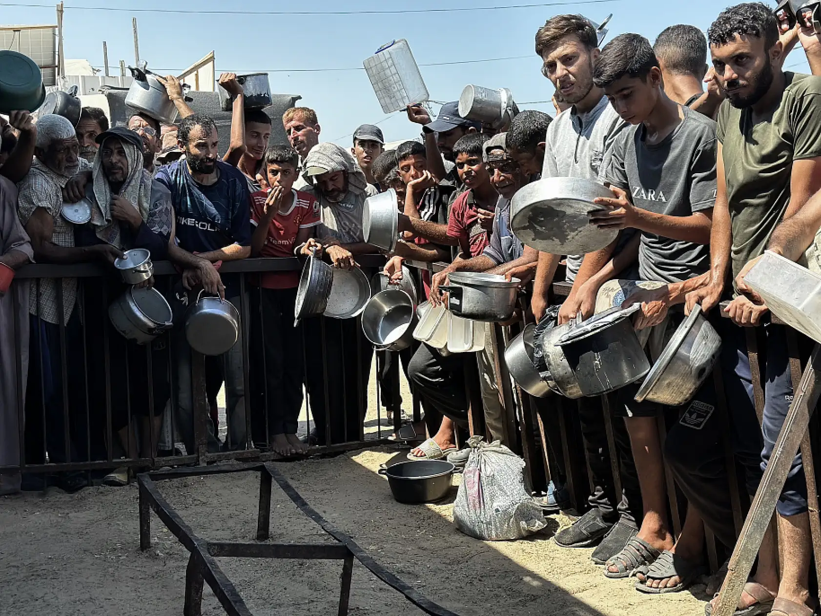 İsrail saldırıları altındaki Gazze'de Filistinlilere yemek dağıtıldı