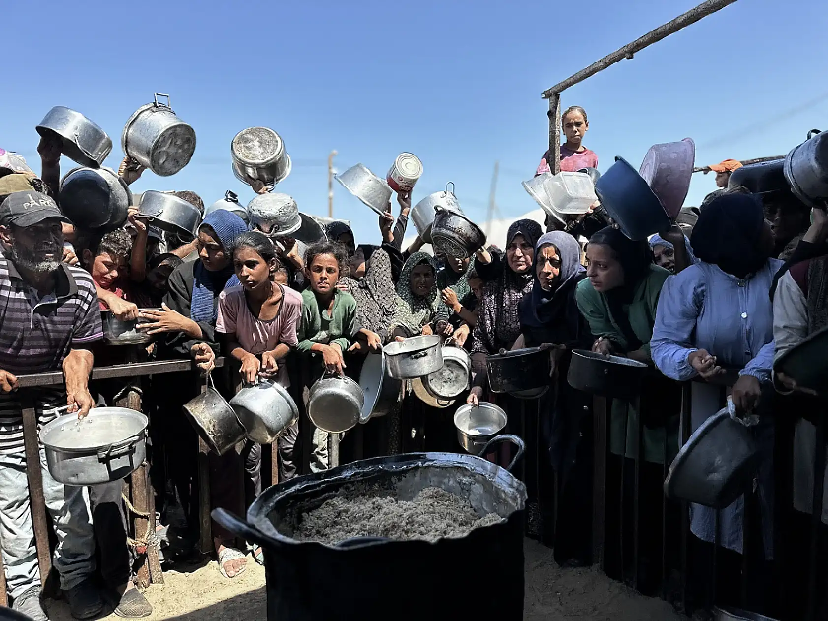İsrail saldırıları altındaki Gazze'de Filistinlilere yemek dağıtıldı